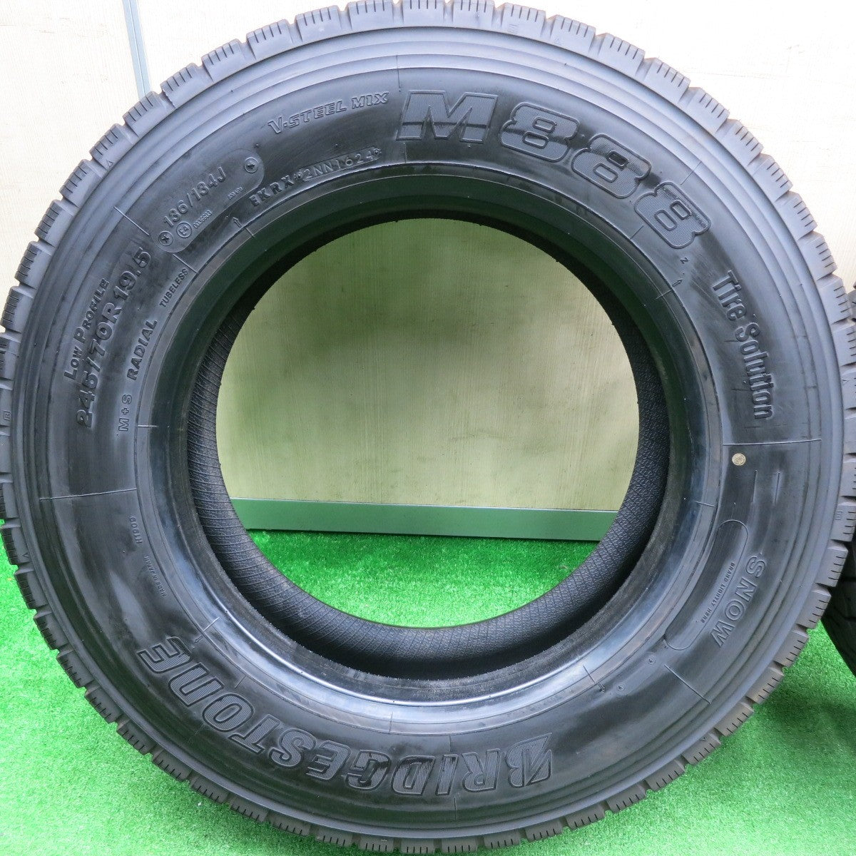 [送料無料] ほぼ未使用！24年★トラック タイヤ 245/70R19.5 136/134J ブリヂストン M888 ミックス オールシーズン 19.5インチ★4101601HAノタ