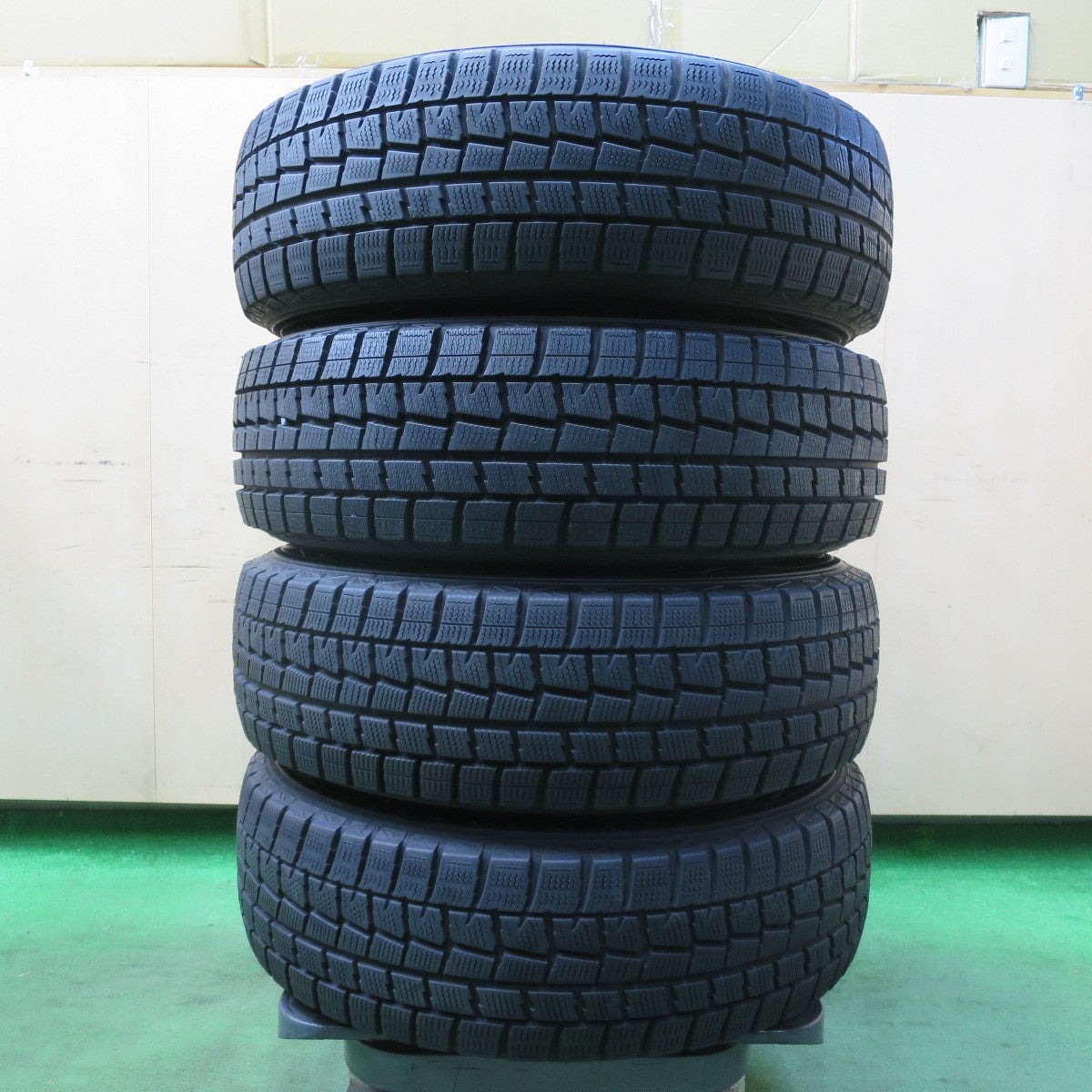 [送料無料] バリ溝！キレイ！ほぼ10分★スタッドレス 185/70R14 ダンロップ ウインターマックス WM01 Mistiere ミスティーレ 14インチ PCD100/4H★5021503イス