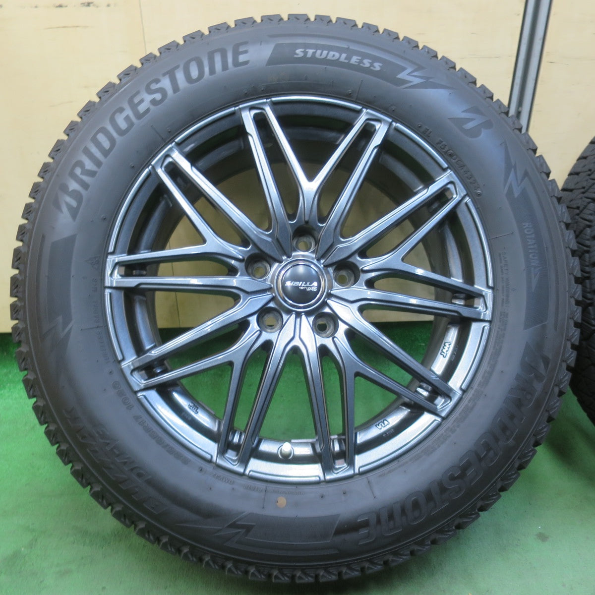 バリ溝！24年！キレイ！ほぼ10分★スタッドレス 225/65R17 ブリヂストン ブリザック DM-V3 SIBILLA NEXT W45 シビラ 17インチ PCD114.3/5H★6011205イス