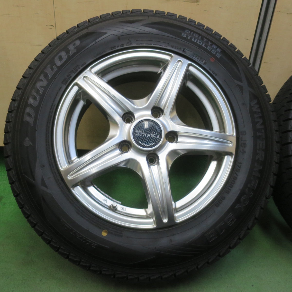 バリ溝！22年！9.5分★URBAN SPORTS 4×4 Engineering 175/80R15 スタッドレス ダンロップ ウインターマックス SJ8 SJ8+ 15インチ PCD114.3/5H★6052503イス