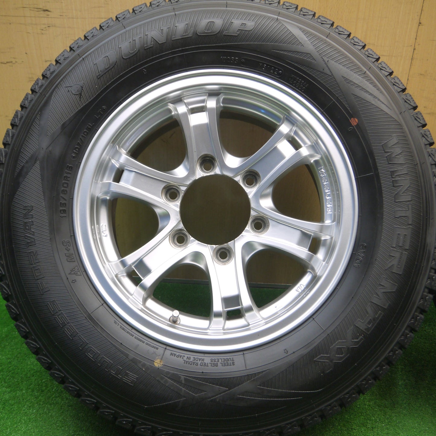 [送料無料] バリ溝！22年！キレイ！9.5分以上★ハイエース 等 KEELER 195/80R15 スタッドレス ダンロップ ウインターマックス SV01 キーラー 15インチ PCD139.7/6H★4111808Hス