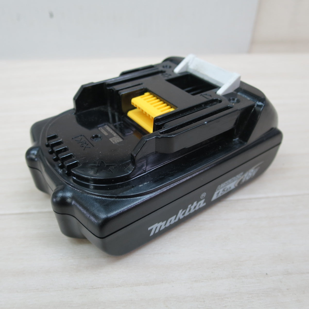 [送料無料] キレイ！充電回数6回☆マキタ 純正 リチウム イオン バッテリー BL1815N 18V 1.5Ah 27Wh 電動 工具 インパクト 等に☆