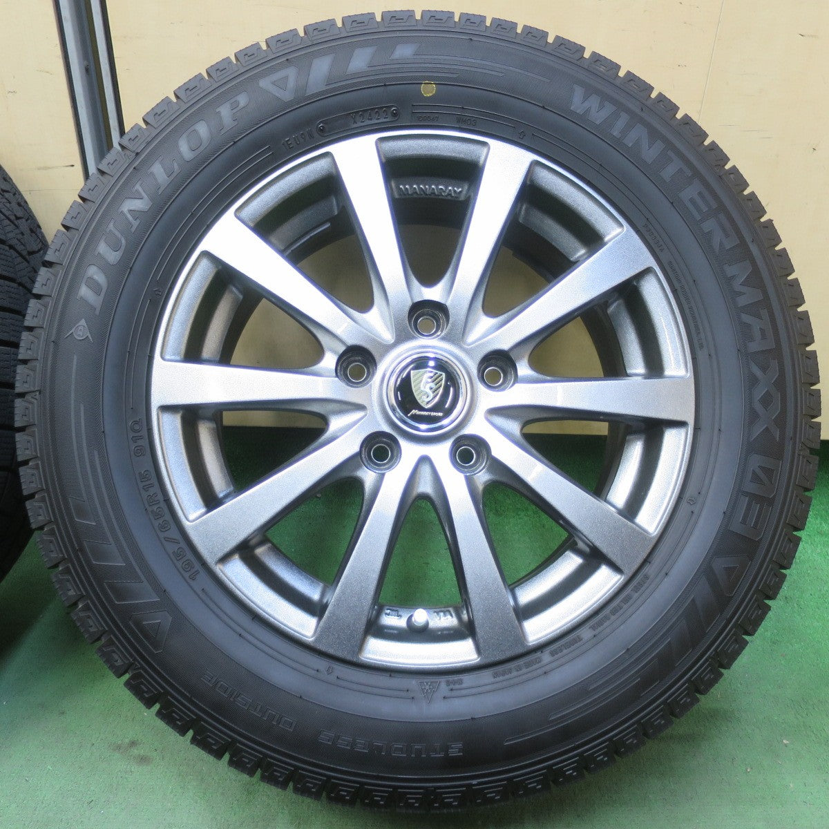 バリ溝！22年！キレイ！9.5分以上◎スタッドレス 195/65R15 ダンロップ ウインターマックス 03 MANARAY SPORT マナレイ スポーツ 15インチ PCD114.3/5H◎6082908イス