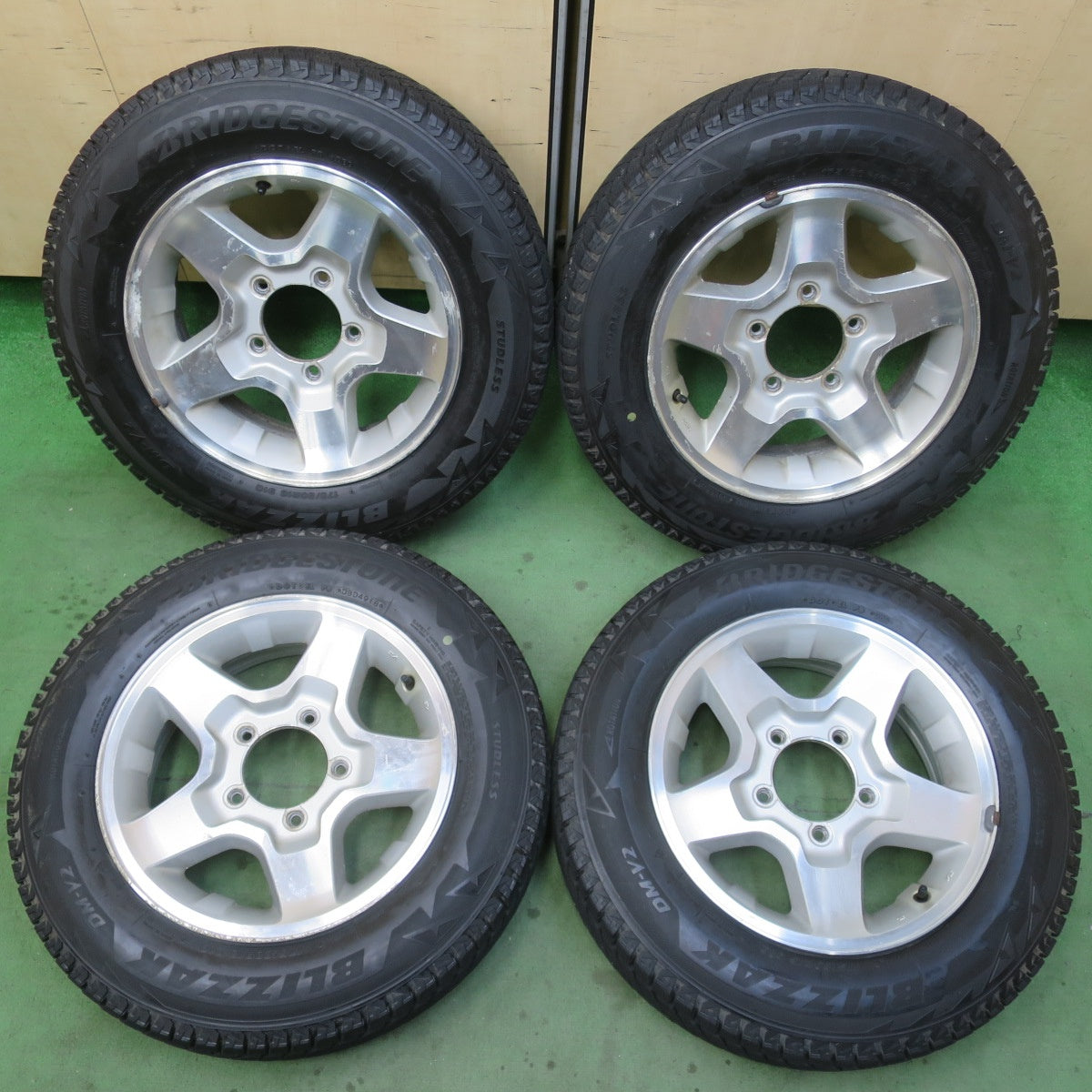 4本価格★スズキ ジムニー 純正 175/80R16 スタッドレス ブリヂストン ブリザック DM-V2 16インチ PCD139.7/5H★6020607イス