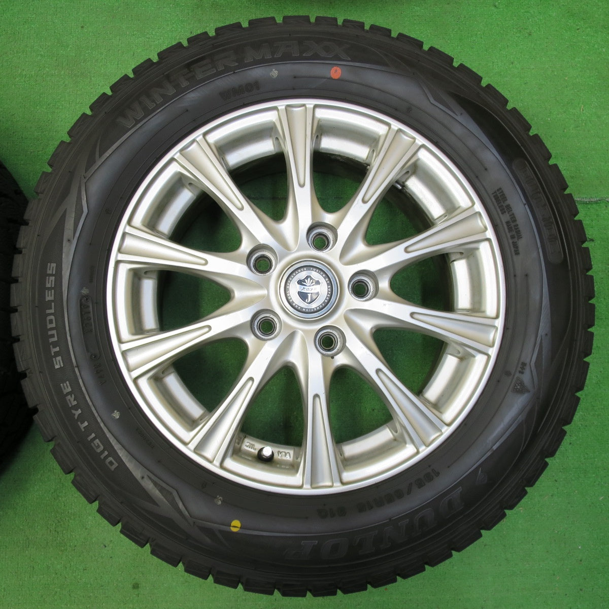 *送料無料* バリ溝！9.5分以上★スタッドレス 195/65R15 ダンロップ ウインターマックス WM01 JOKER ジョーカー 15インチ PCD114.3/5H★4061104イス