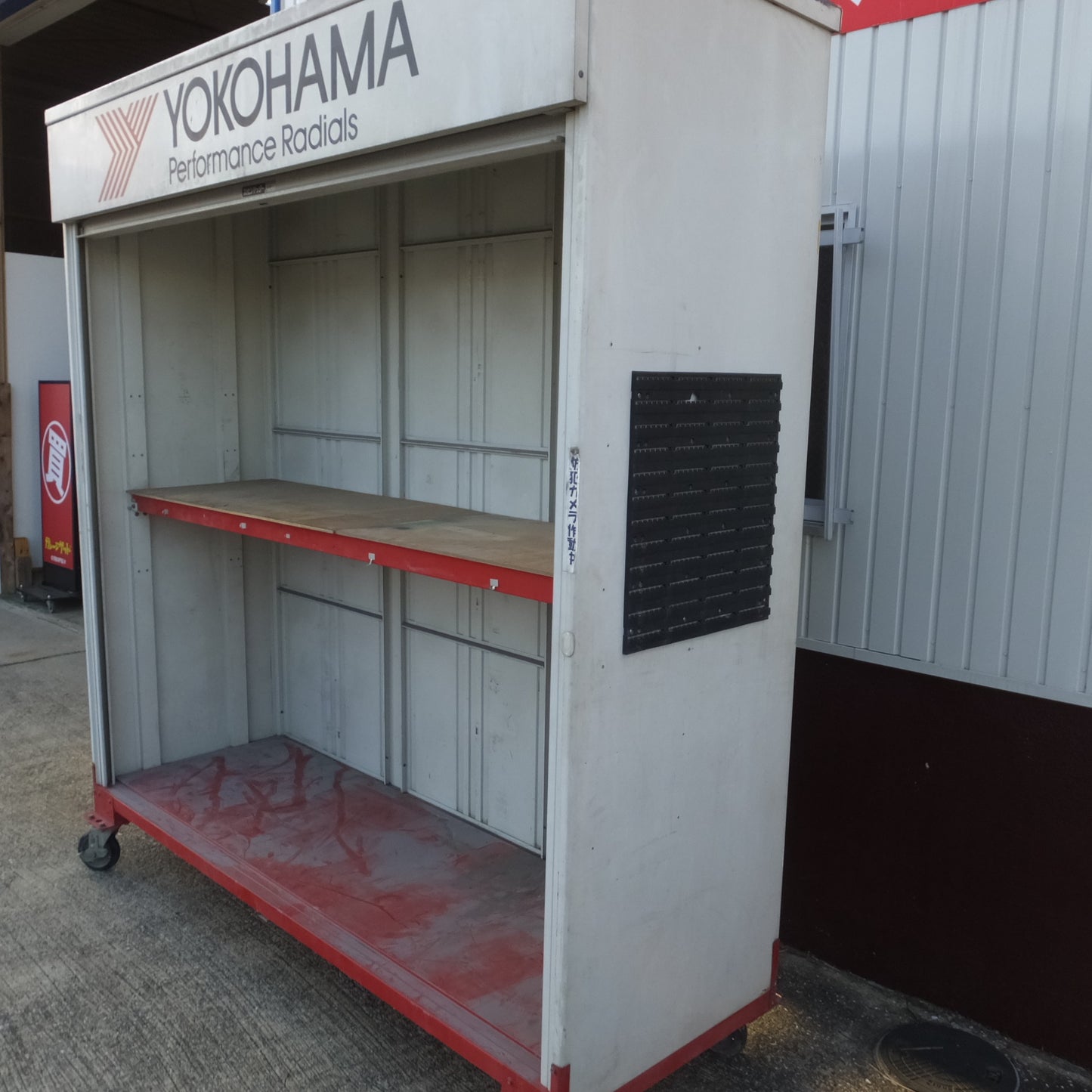 【愛知発 直接引取限定】◆シャッター 付き タイヤ ストッカー ヨコハマ キャスター ガレージ タイヤ ラック 保管庫 物置 倉庫 文化シャッター◆