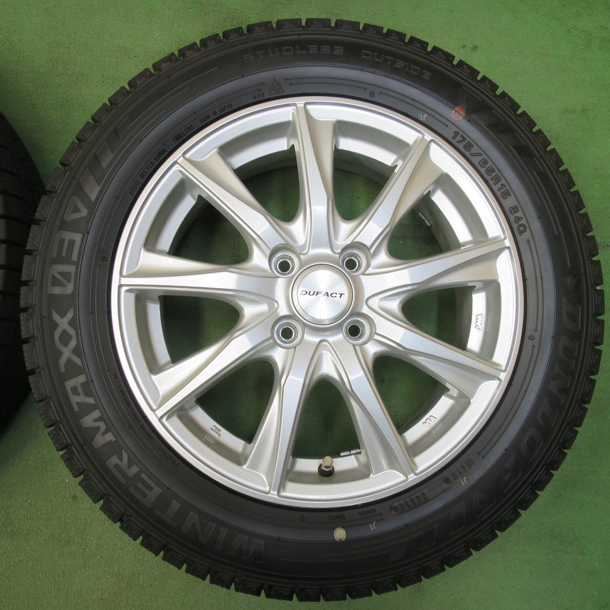 バリ溝！キレイ！ほぼ10分★スタッドレス 175/65R15 ダンロップ ウインターマックス 03 DUFACT デュファクト 15インチ PCD100/4H★5102406イス