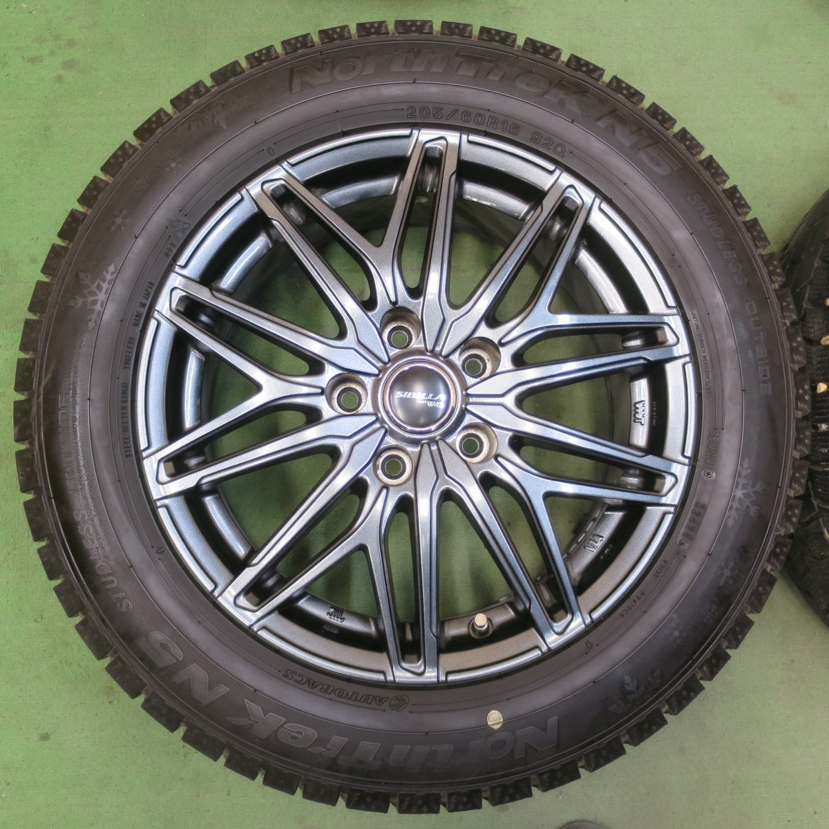 バリ溝！24年！キレイ！9.5分★スタッドレス 205/60R16 オートバックス ノーストレック N5 SIBILLA NEXT W45 シビラ ネクスト 16インチ PCD114.3/5H★6040710イス