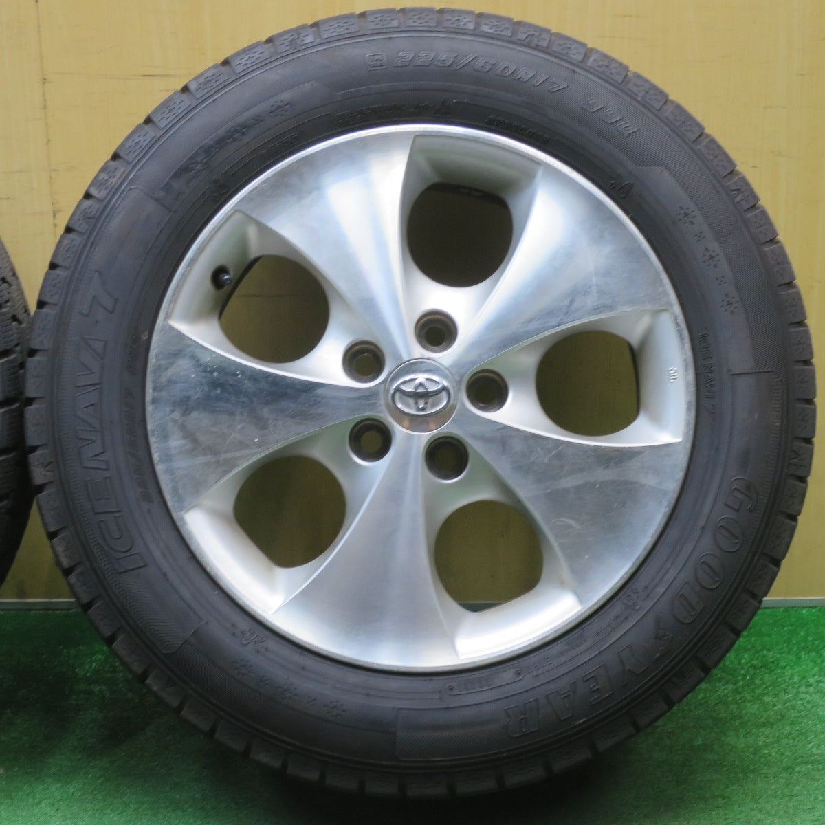バリ溝！21年！9.5分★トヨタ 10系 アルファード ヴェルファイア 純正 225/60R17 スタッドレス グッドイヤー アイスナビ7 17インチ PCD114.3/5H★5121702NJス