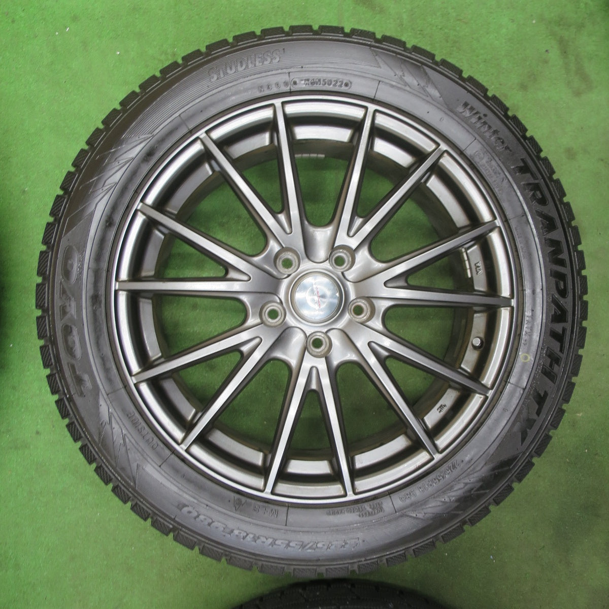 バリ溝！22年！キレイ！9.5分★スタッドレス 225/55R18 トーヨー ウインター トランパス TX VELVA SPORT ヴェルヴァ スポーツ 18インチ PCD114.3/5H★5112504TTス