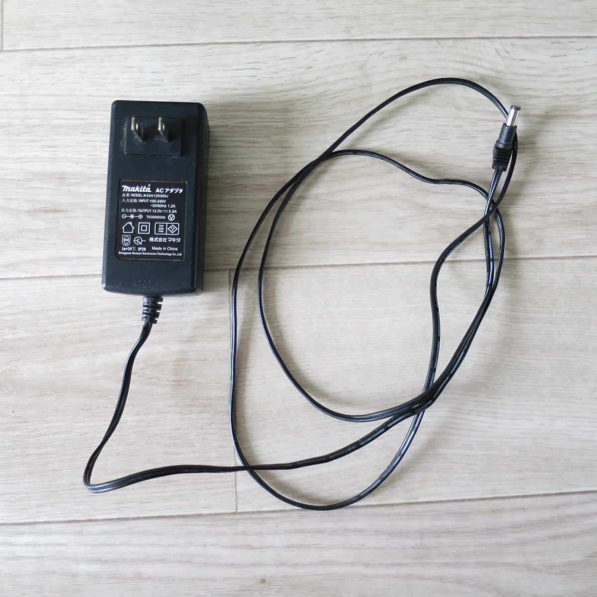 [送料無料] ◇マキタ 充電式 産業扇 CF300D ACアダプター 付き makita 扇風機 ファン◇