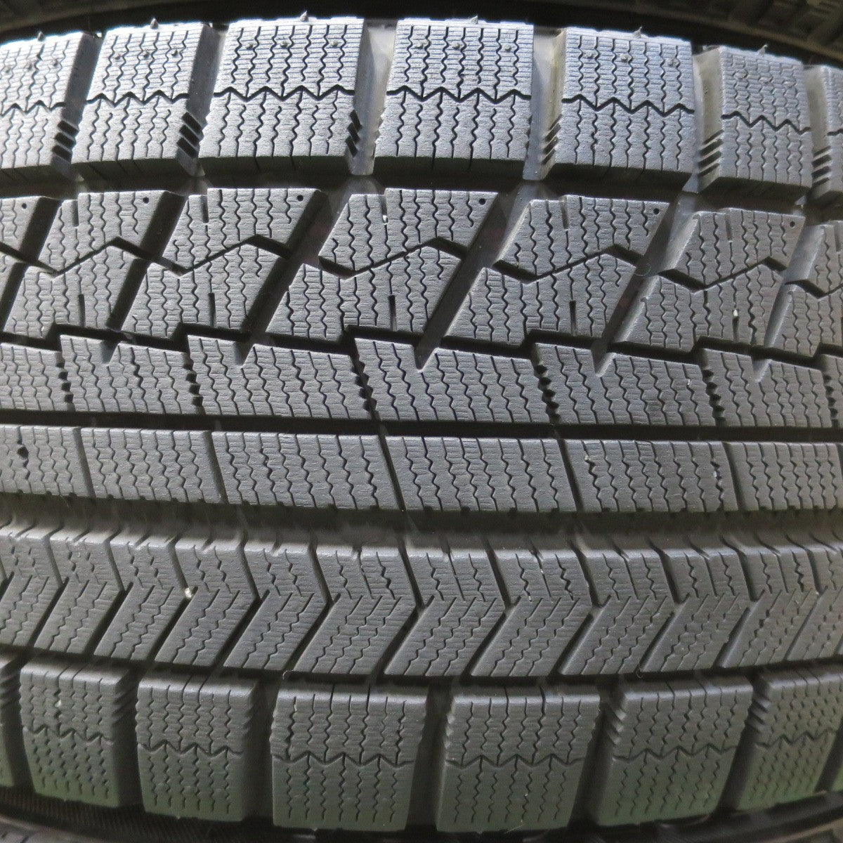 バリ溝！キレイ！9.5分以上★スタッドレス 225/55R17 ブリヂストン ブリザック VRX BALMINUM DS-M バルミナ 17インチ PCD114.3/5H★6041406イス