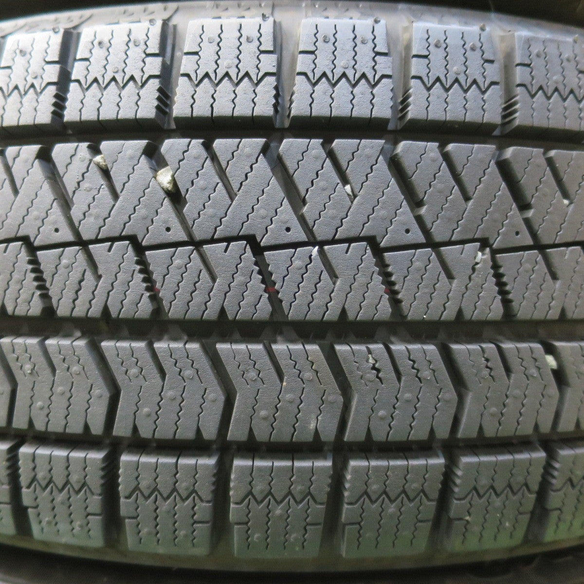 バリ溝！23年！キレイ！ほぼ10分★スタッドレス 195/60R17 ブリヂストン ブリザック VRX2 DILETTO ディレット 17インチ PCD114.3/5H★6022502イス