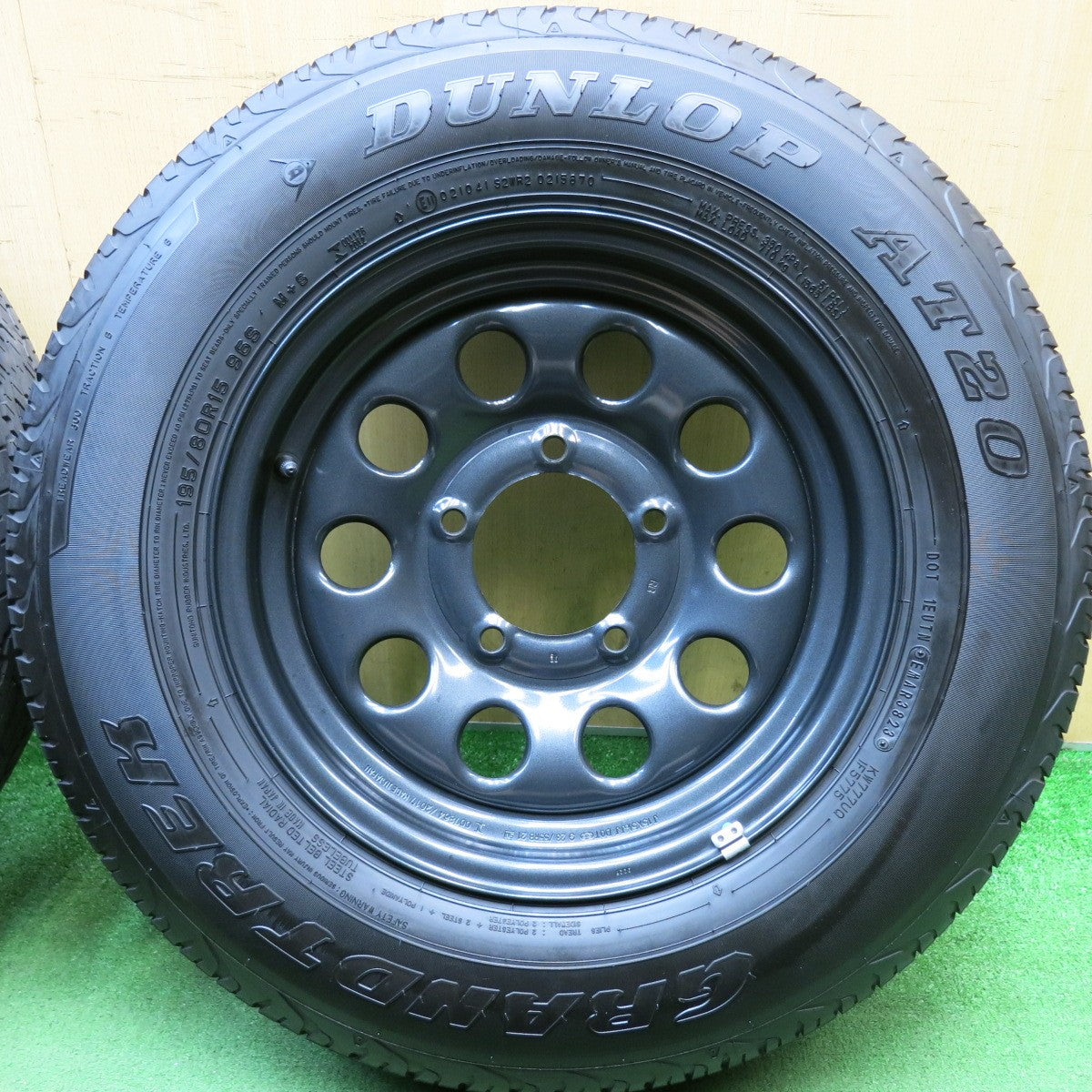 バリ溝！23年！キレイ！8.5分◎スズキ ジムニー シエラ 純正 スチール 195/80R15 ダンロップ AT20 グラントレック 15インチ PCD139.7/5H◎6081414HAノ