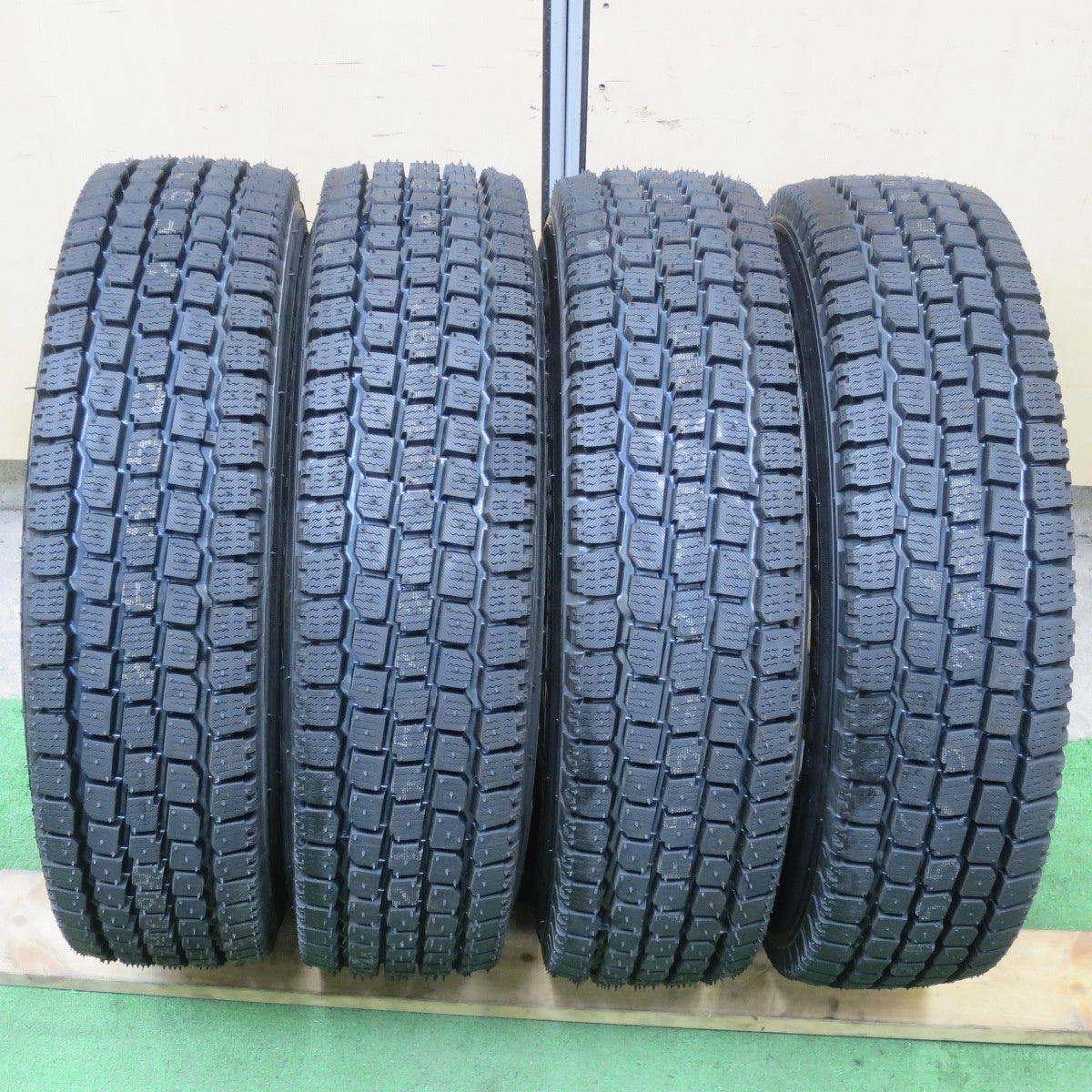 タイヤほぼ未使用！24年★スタッドレス 145/80R12 80/78N ヨコハマ SY01 Fang ファング 12インチ PCD100/4H★5051303TTス