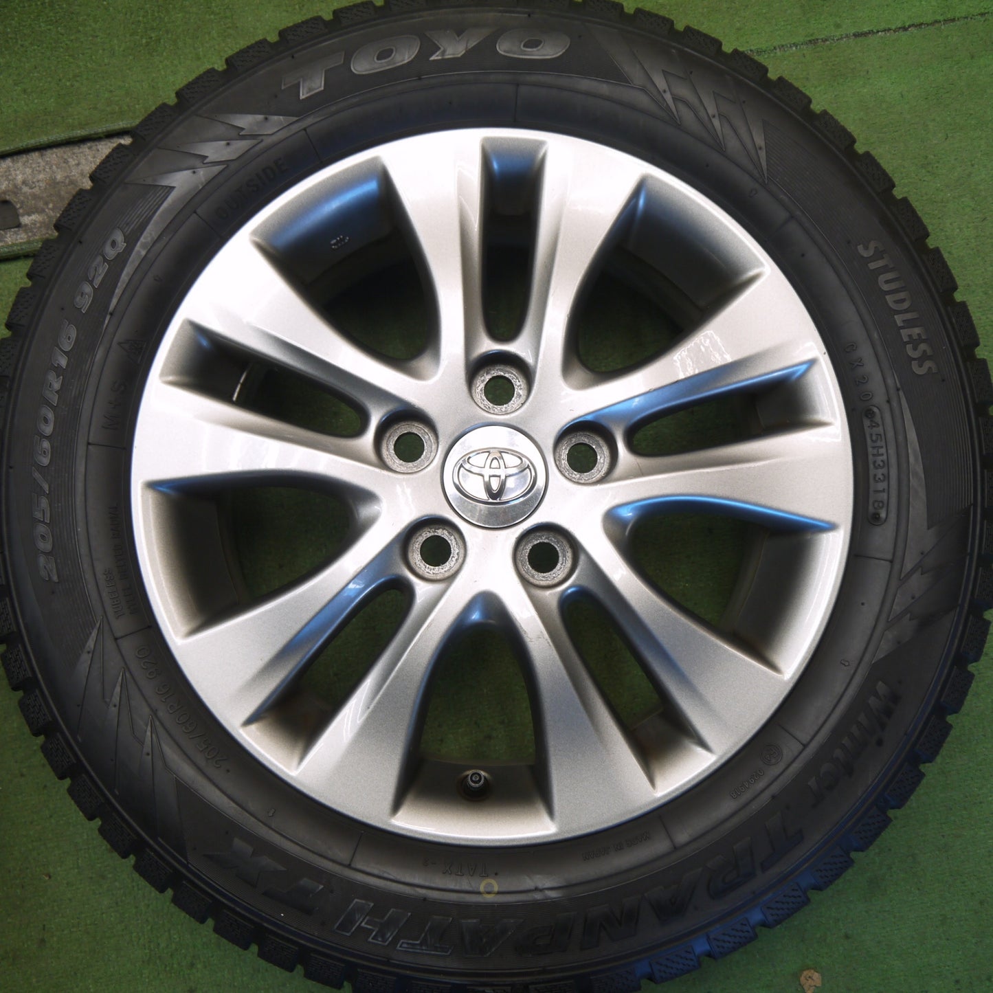 バリ溝！キレイ！9.5分以上◎トヨタ 70系 ノア ヴォクシー 純正 205/60R16 スタッドレス トーヨー ウインター トランパス TX 16インチ PCD114.3/5H◎6082506Hス
