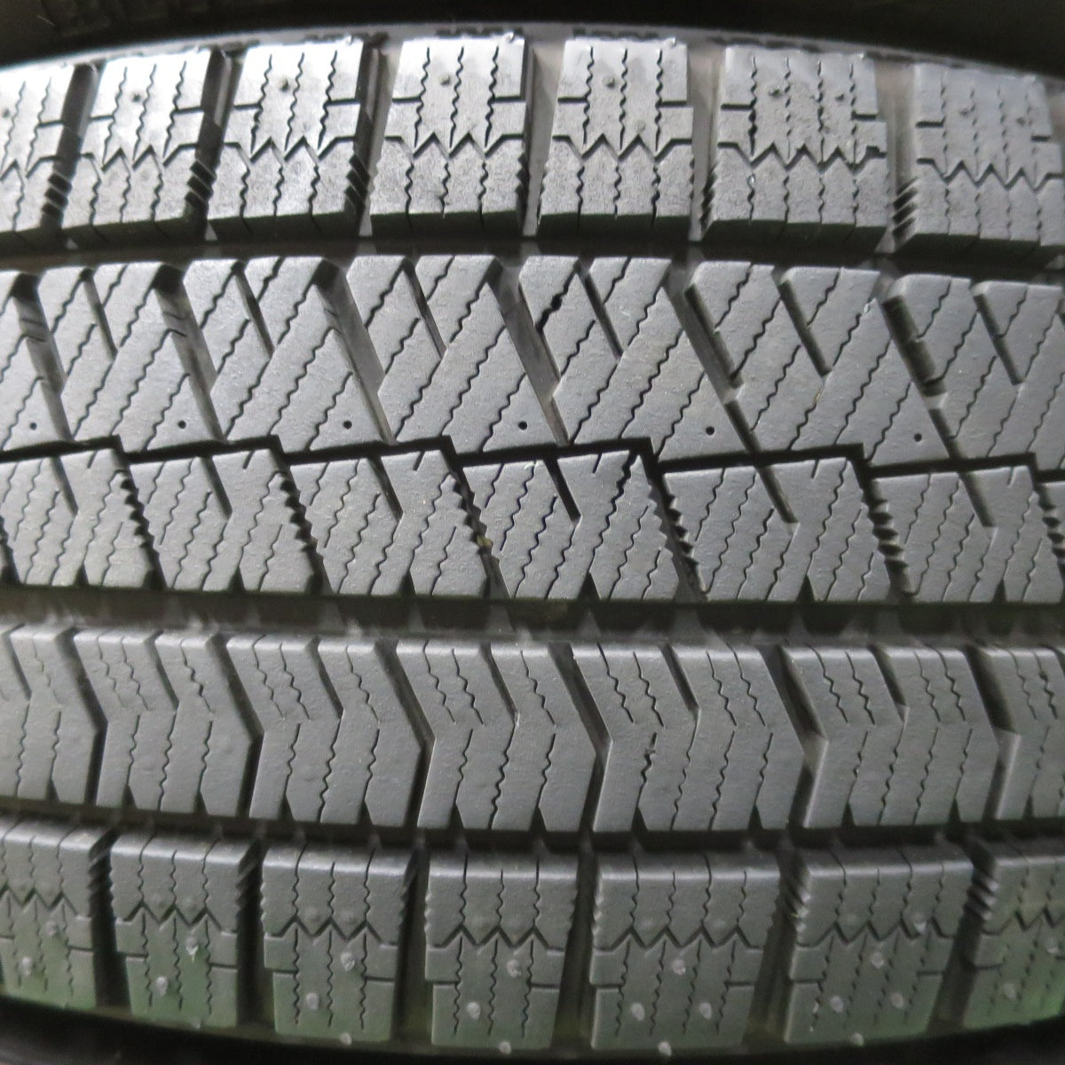 [送料無料] バリ溝！22年！キレイ！9.5分★スタッドレス 205/65R16 ブリヂストン ブリザック VRX2 Exceeder エクシーダー 16インチ PCD114.3/5H★5031504イス