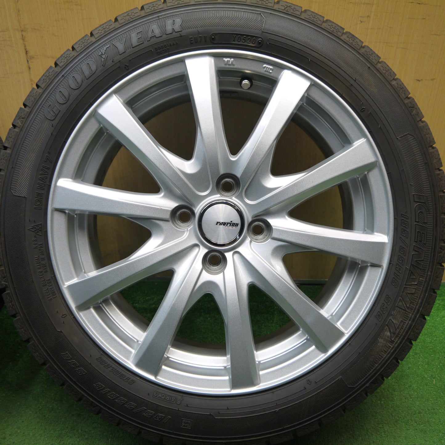 バリ溝！キレイ！9.5分★スタッドレス 185/55R16 グッドイヤー アイスナビ7 ravrion RS01 ラブリオン 16インチ PCD100/4H★5052607Hス