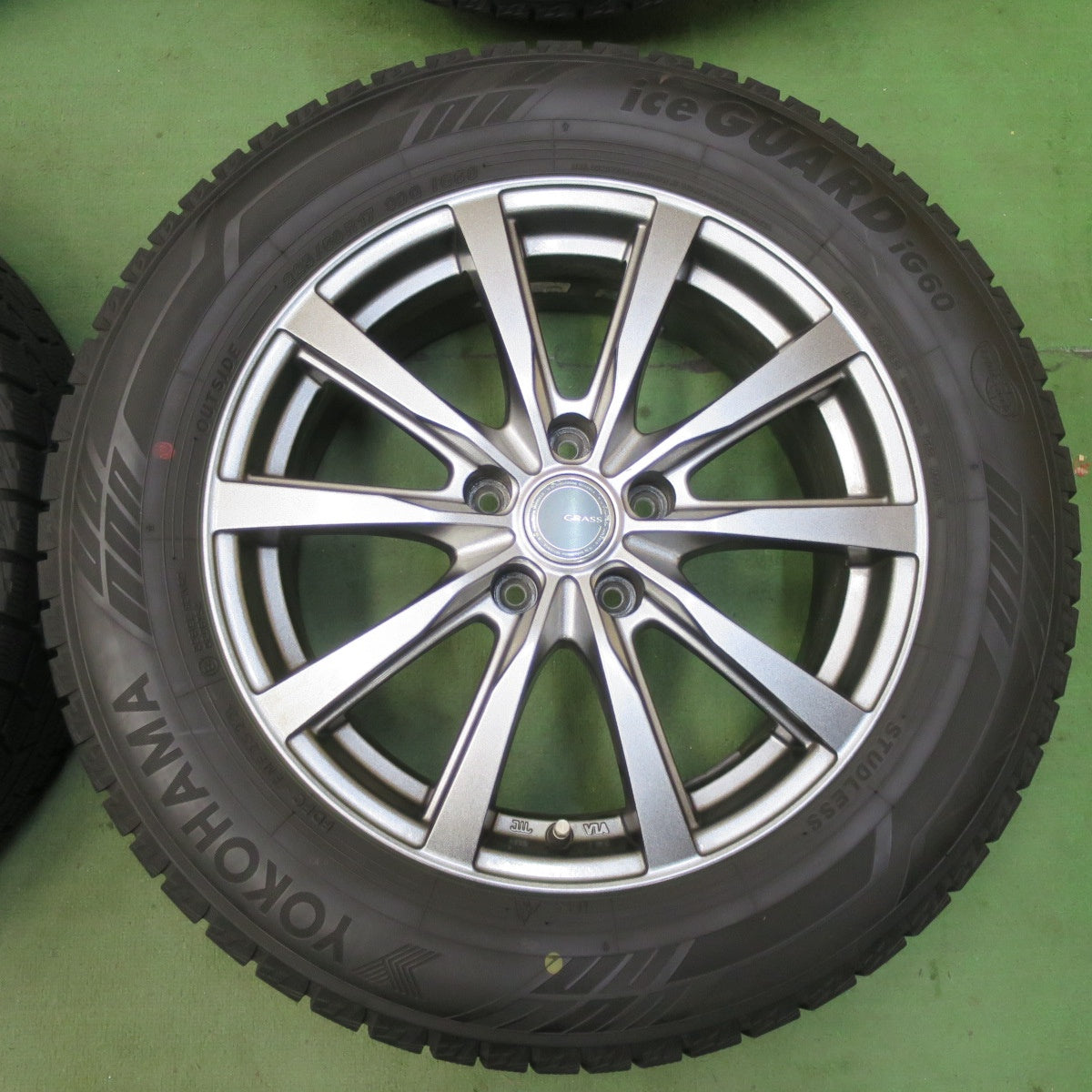 バリ溝！22年！キレイ！9.5分★スタッドレス 225/60R17 ヨコハマ アイスガード iG60 GRASS グラス 17インチ PCD114.3/5H★5112704イス