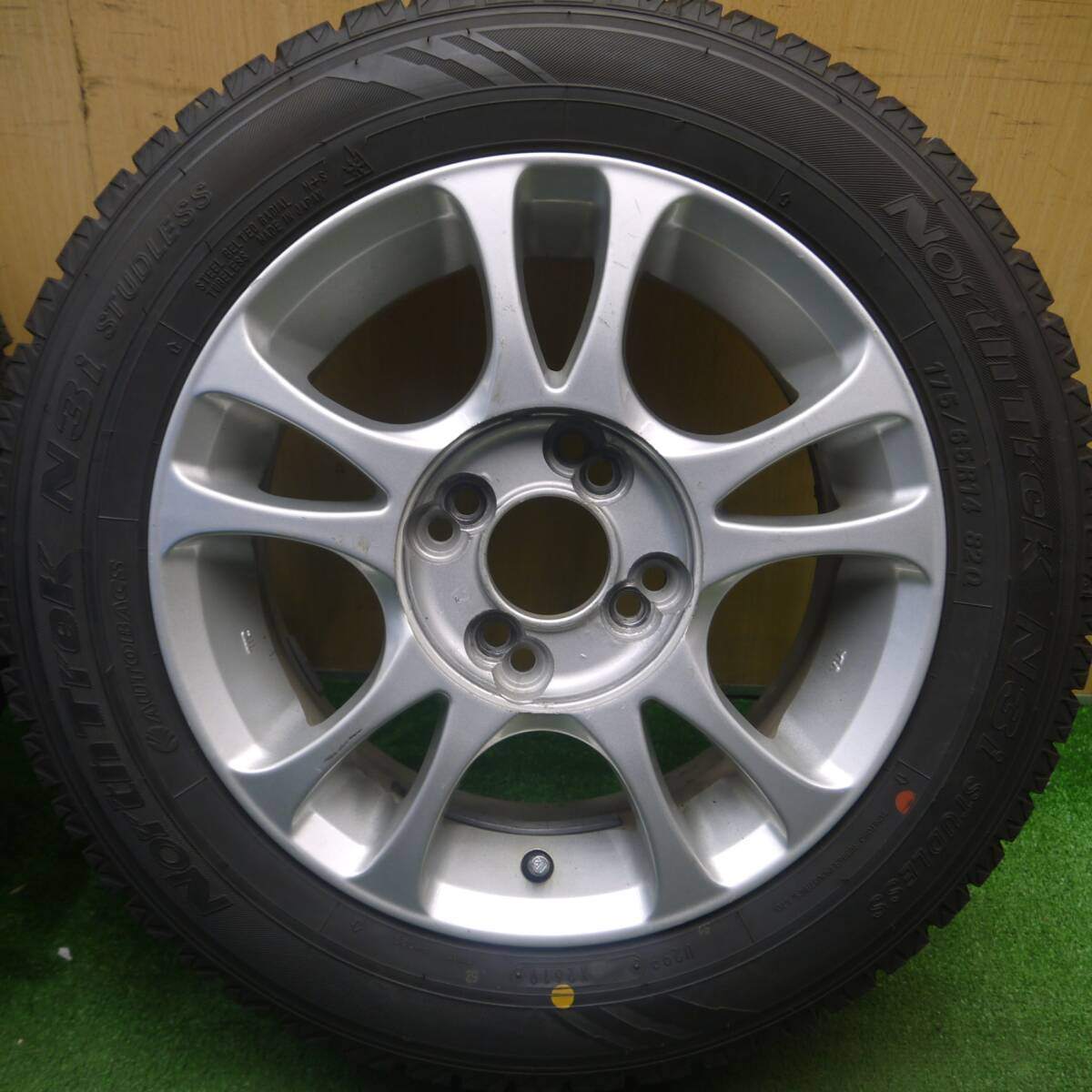 バリ溝！ほぼ10分★スタッドレス 175/65R14 オートバックス ノーストレック N3i 社外 アルミ 14インチ PCD 100 114.3/4H マルチ★5021706Hス