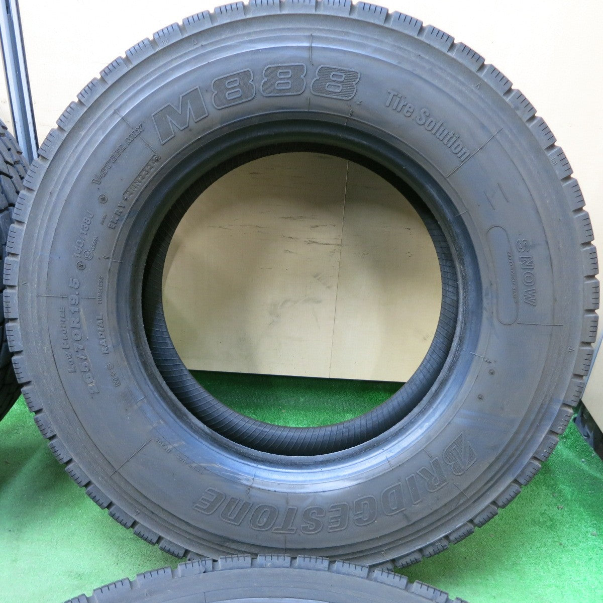 [送料無料] バリ溝！24年！9分★トラック タイヤ 265/70R19.5 140/138J ブリヂストン M888 ミックス オールシーズン 19.5インチ★4112107SYスタ