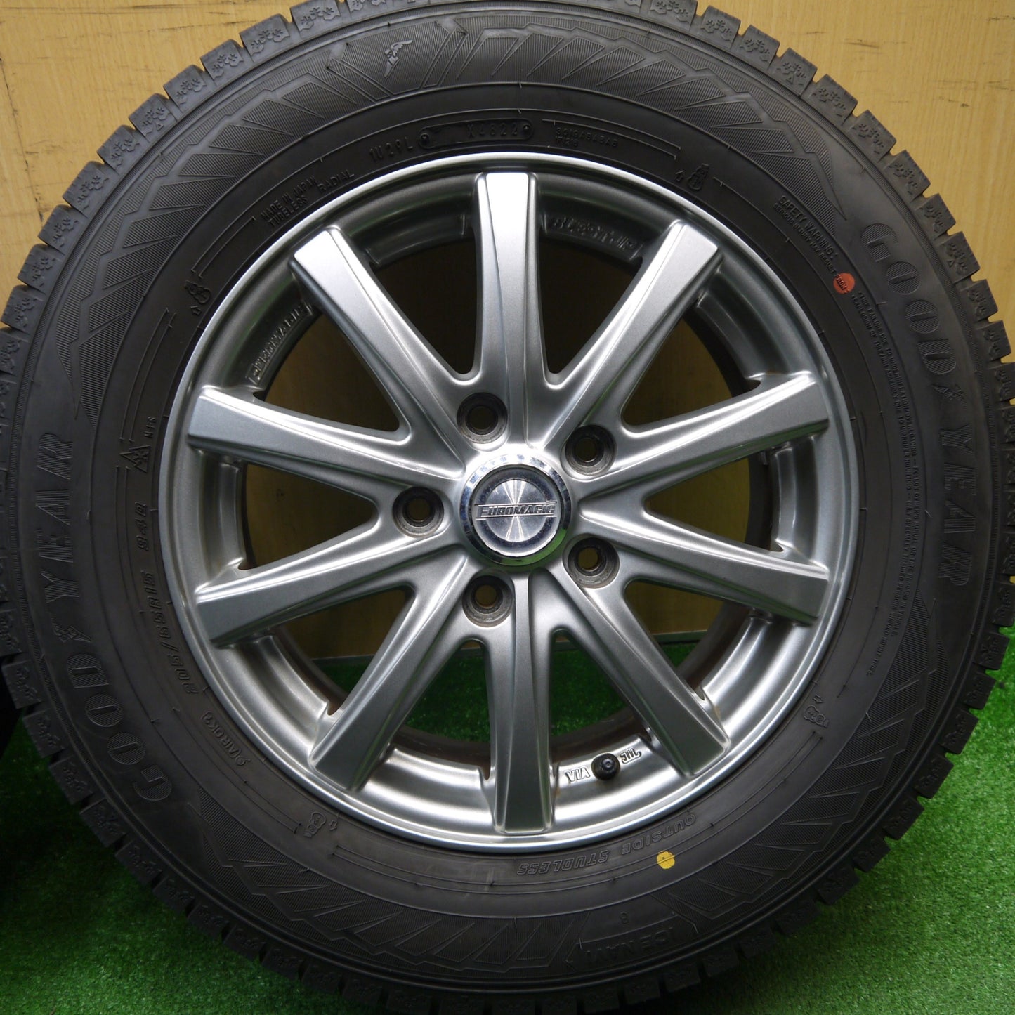 バリ溝！22年！キレイ！ほぼ10分★スタッドレス 205/65R15 グッドイヤー アイスナビ8 EUROMAGIC BLEST JP ユーロマジック 15インチ PCD114.3/5H★5120303Hス