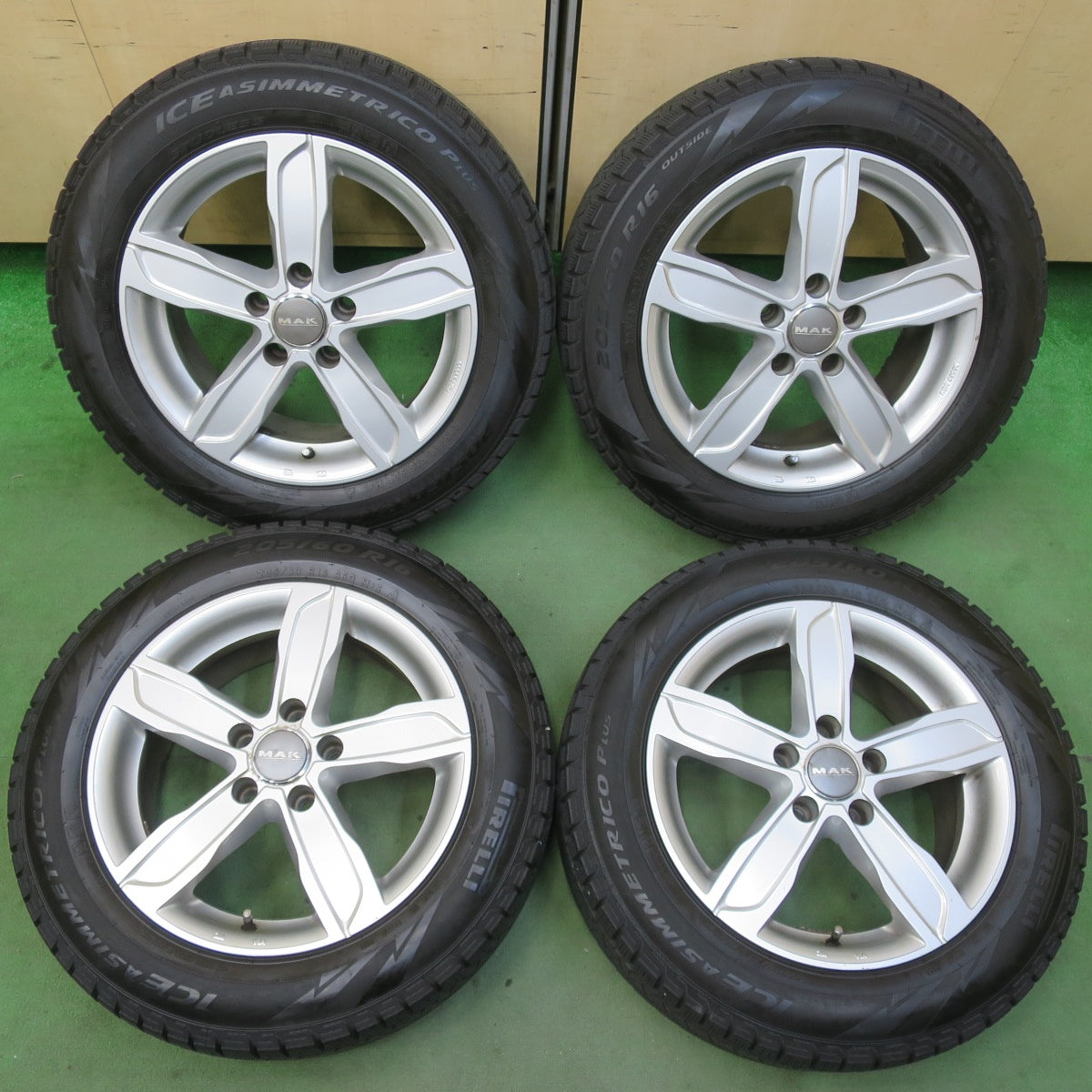バリ溝！21年！9分★アウディ A4 等 MAK STADT 205/60R16 スタッドレス ピレリ アイスアシンメトリコ プラス シュタッド 16インチ PCD112/5H★5112205イス
