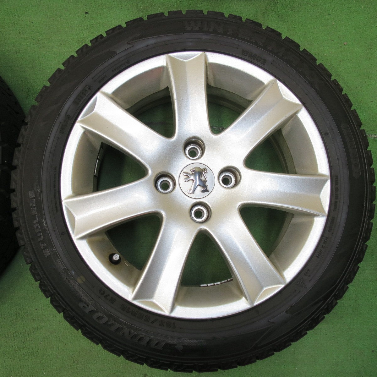 [送料無料] バリ溝！22年！9.5分以上★プジョー 207 純正 195/55R16 スタッドレス ダンロップ ウインターマックス WM02 16インチ PCD108/4H★4123011イス