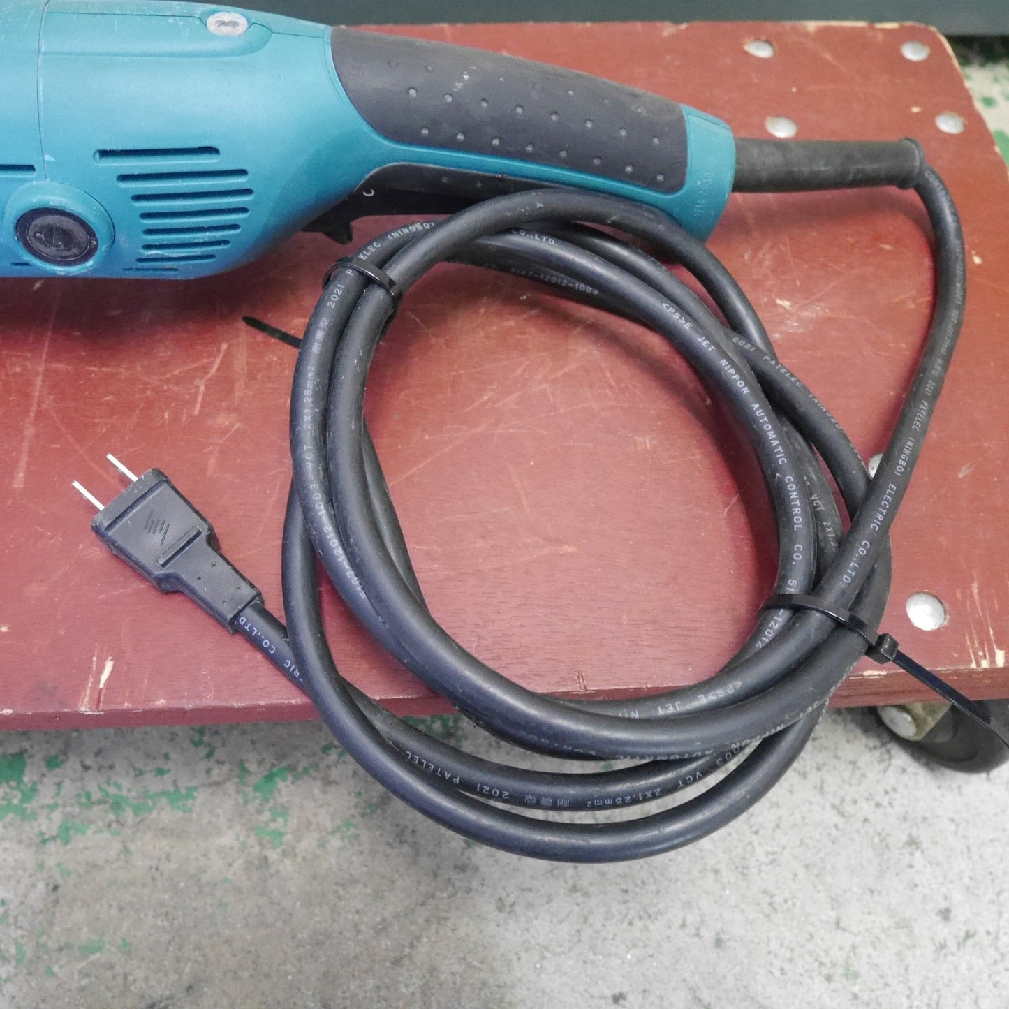 [送料無料] ☆マキタ 150mm ディスクグラインダー GA6021C 電動 工具 研削 研摩 研磨 機 コード式 100V makita☆