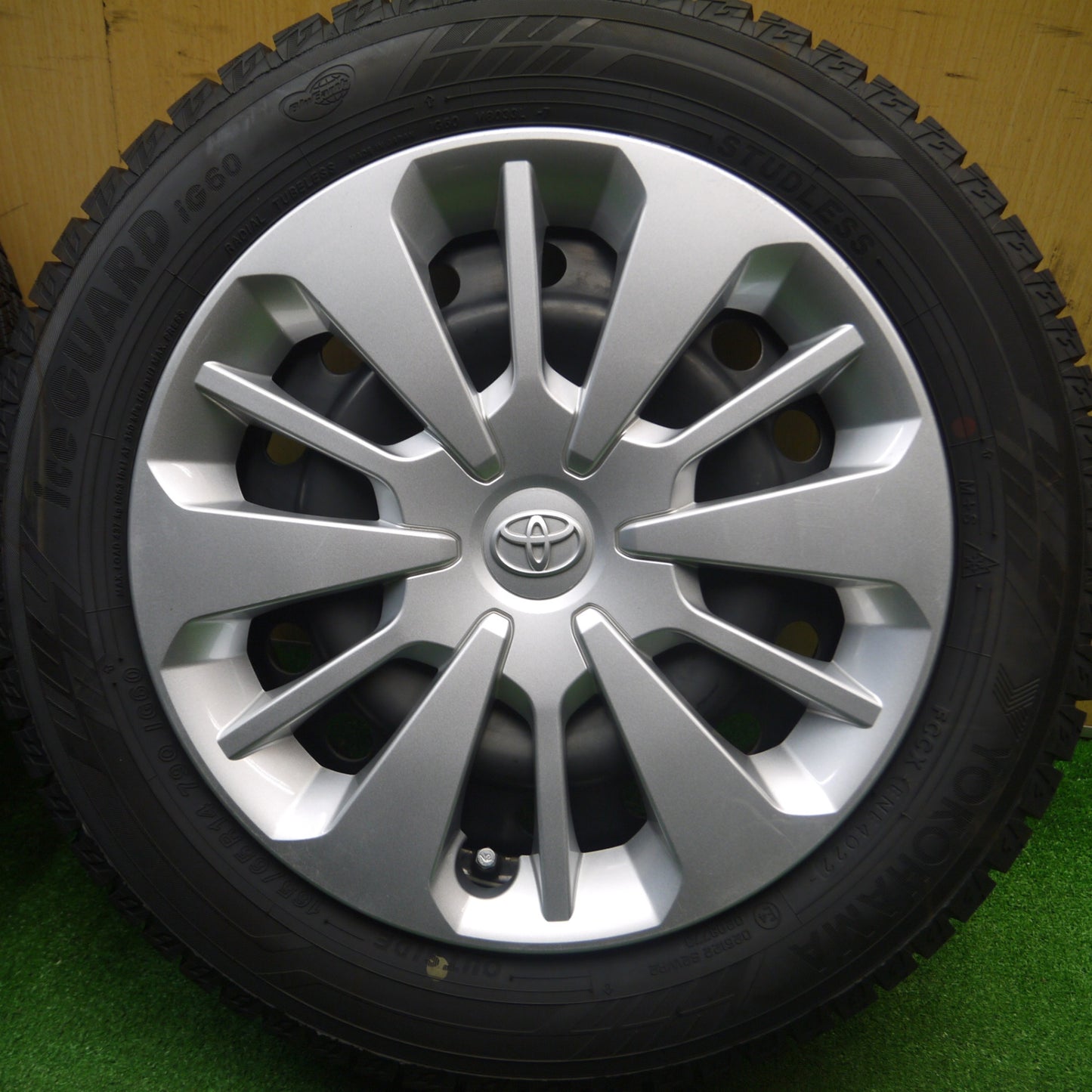 [送料無料] バリ溝！22年！キレイ！9.5分★トヨタ パッソ 純正 スチール 165/65R14 スタッドレス ヨコハマ アイスガード iG60 タンク ルーミー等 PCD100/4H★4112708Hス