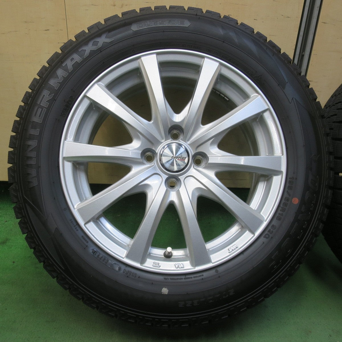 バリ溝！23年！9.5分★スタッドレス 195/65R16 ダンロップ ウインターマックス WM02 ravrion RS01 ラブリオン 16インチ PCD100/4H★6041704イス