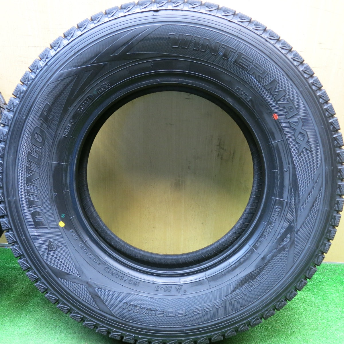未使用！24年★スタッドレス 195/80R15 107/105L ダンロップ ウインターマックス SV01 タイヤ 15インチ ハイエース キャラバン 等★5051803HAスタ