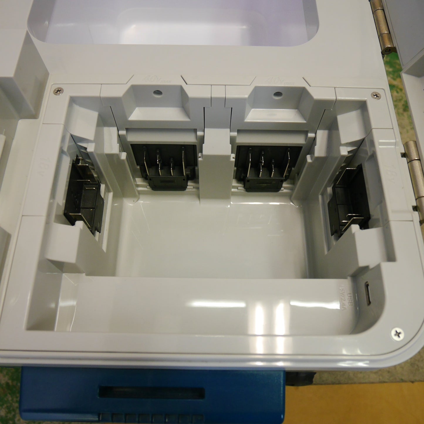 キレイ☆マキタ 充電式 保冷温庫 CW001G 20L シガーソケット用電源・ACアダプター付き ポータブル 保冷 保温 庫 makita☆ [送料無料]
