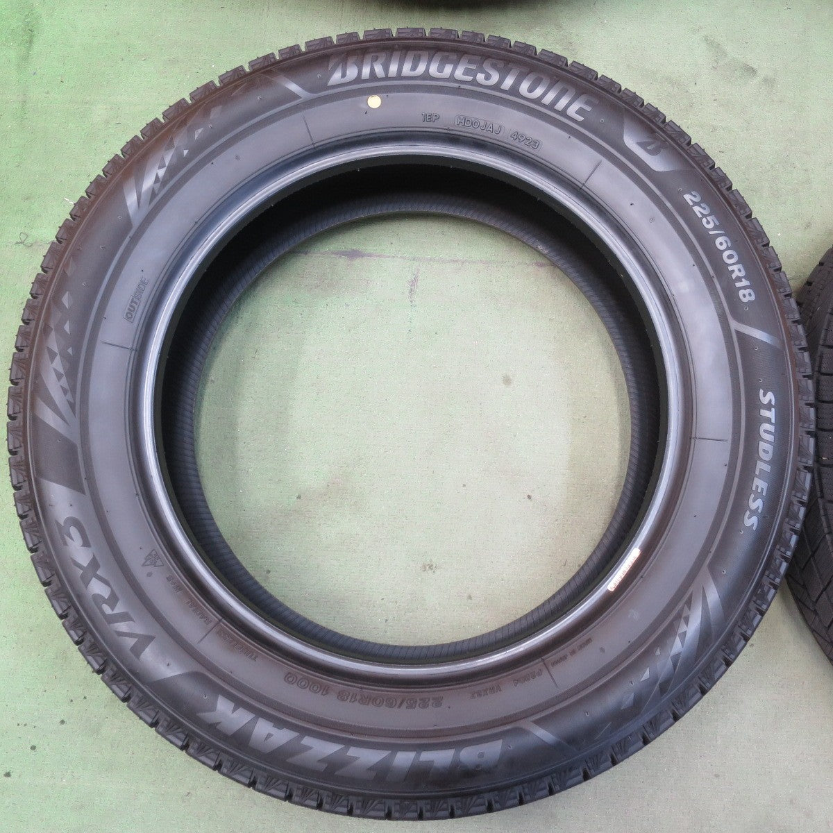バリ溝！23年！9.5分◎スタッドレス 225/60R18 ブリヂストン ブリザック VRX3 タイヤ 18インチ 40系 アルファード ヴェルファイア 等◎6082808イスタ