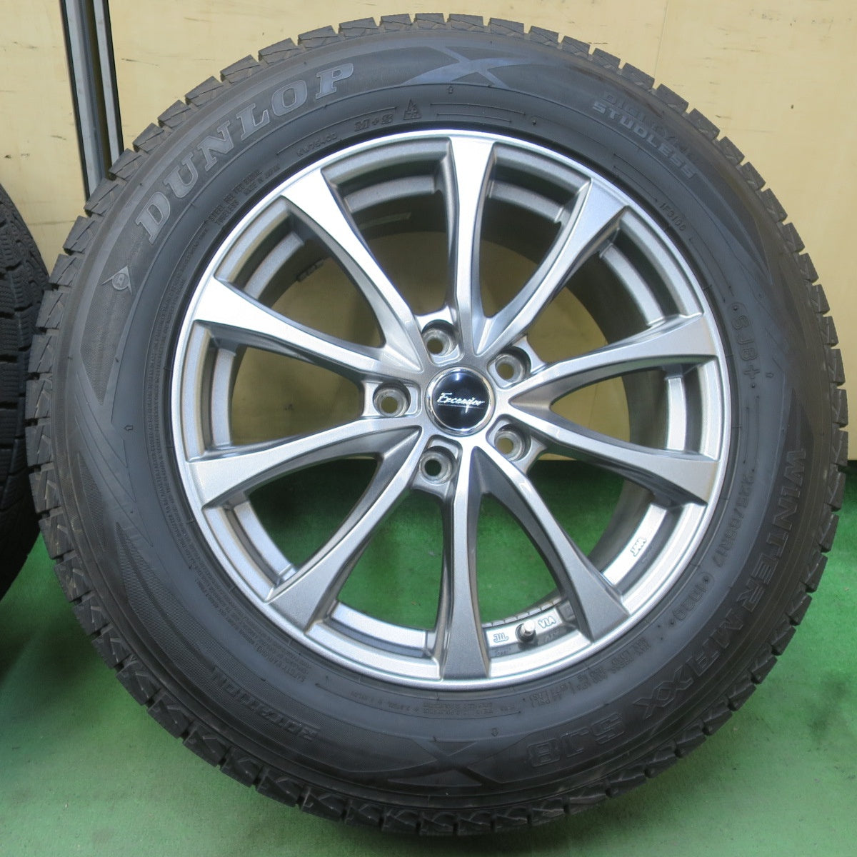 バリ溝！22年！キレイ！9.5分★スタッドレス 225/65R17 ダンロップ ウインターマックス SJ8 SJ8+ Exceeder エクシーダー 17インチ PCD114.3/5H★6041105イス
