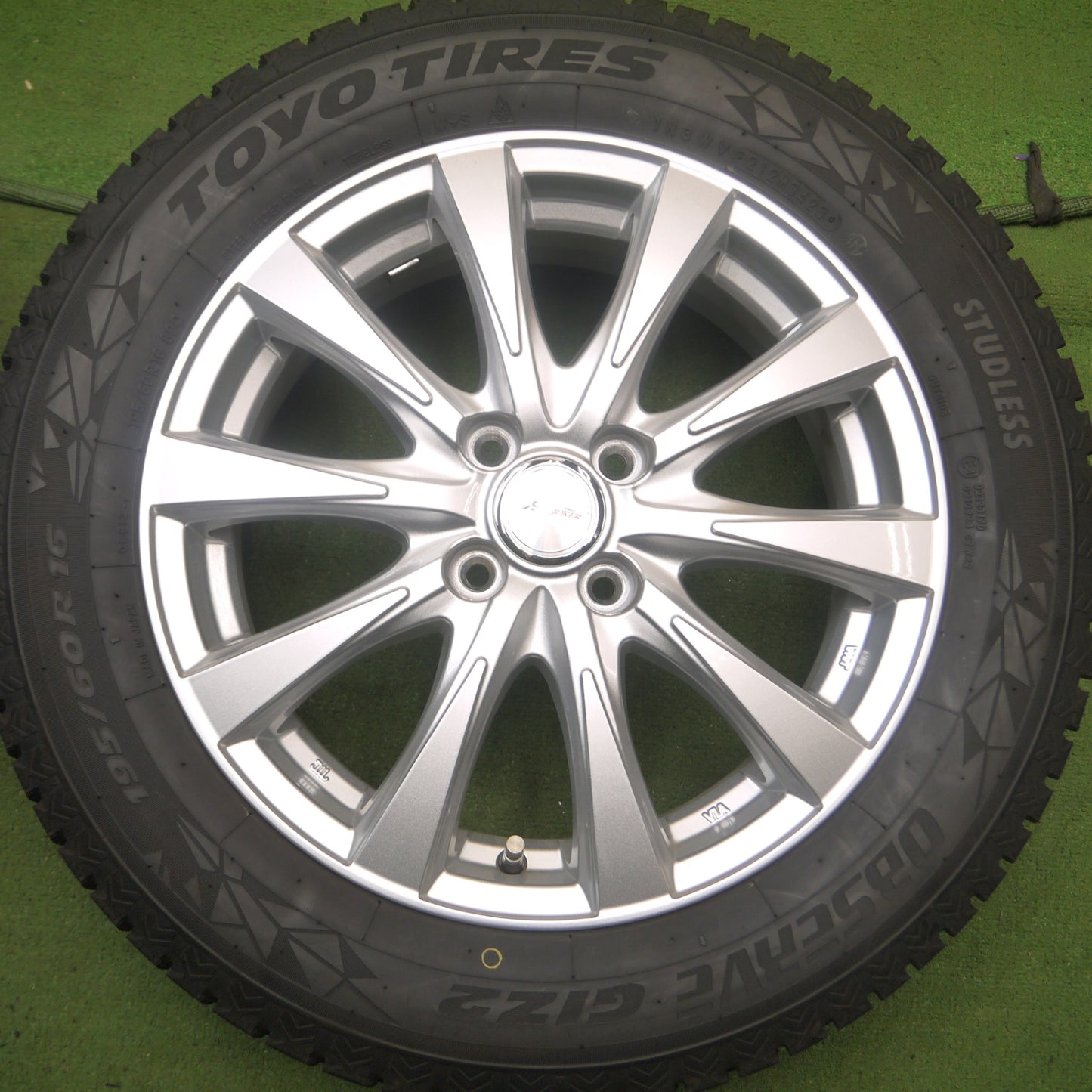 *送料無料* 超バリ溝！23年！キレイ！ほぼ10分★スタッドレス 195/60R16 トーヨー オブザーブ GIZ2 JOKER ジョーカー 16インチ PCD100/4H★4052804Hス