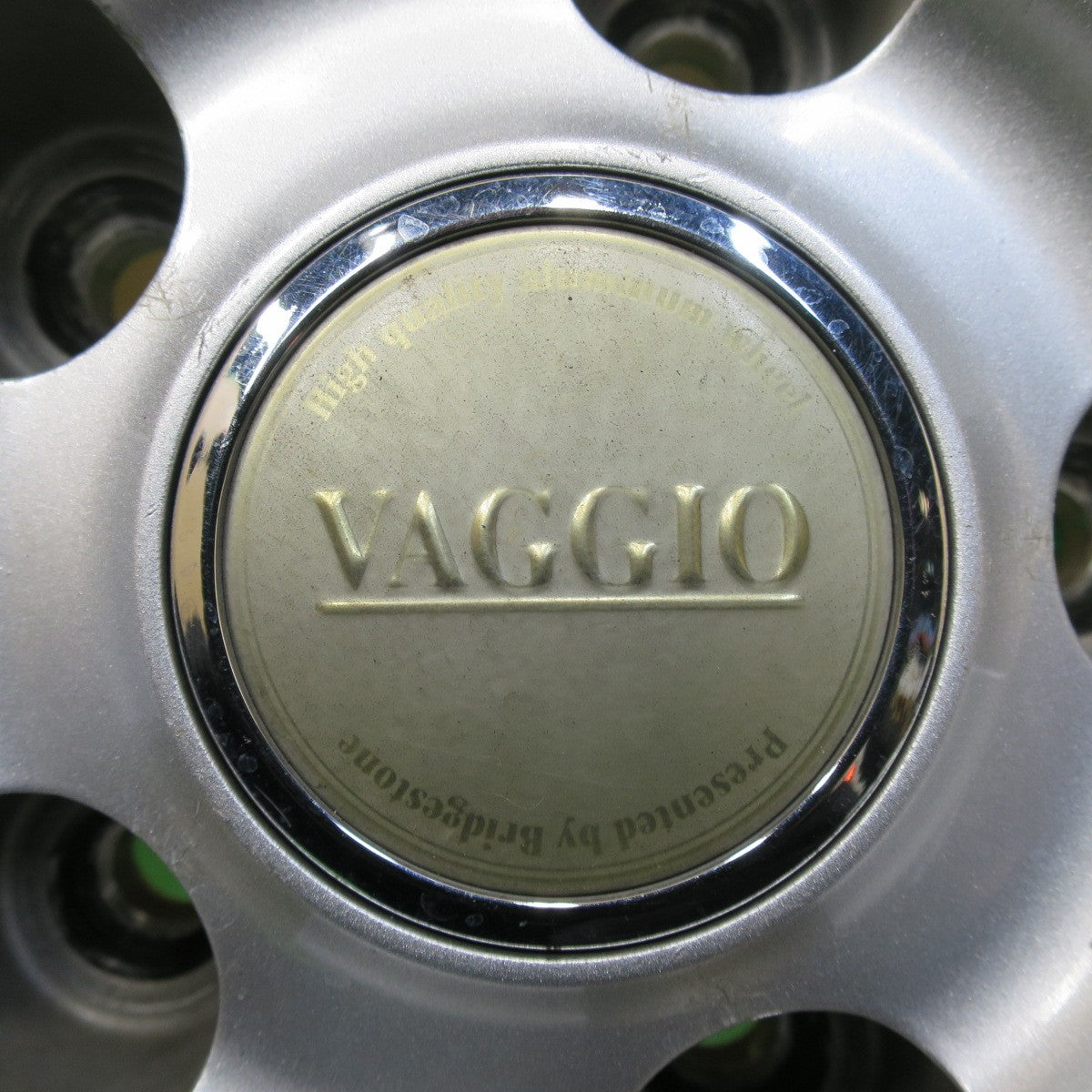 [送料無料] バリ溝！20年！キレイ！9.5分★スタッドレス 225/55R18 ブリヂストン ブリザック DM-V3 VAGGIO 18インチ PCD114.3/5H★4120309イス