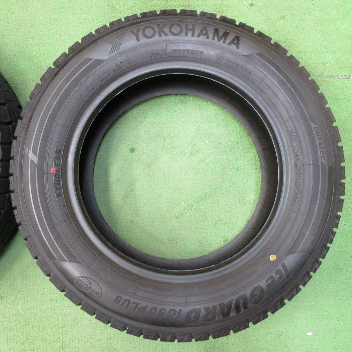 [送料無料] バリ溝！ほぼ10分★スタッドレス 195/65R15 ヨコハマ アイスガード iG50 プラス タイヤ 15インチ プリウス ノア ヴォクシー 等★5021405イスタ