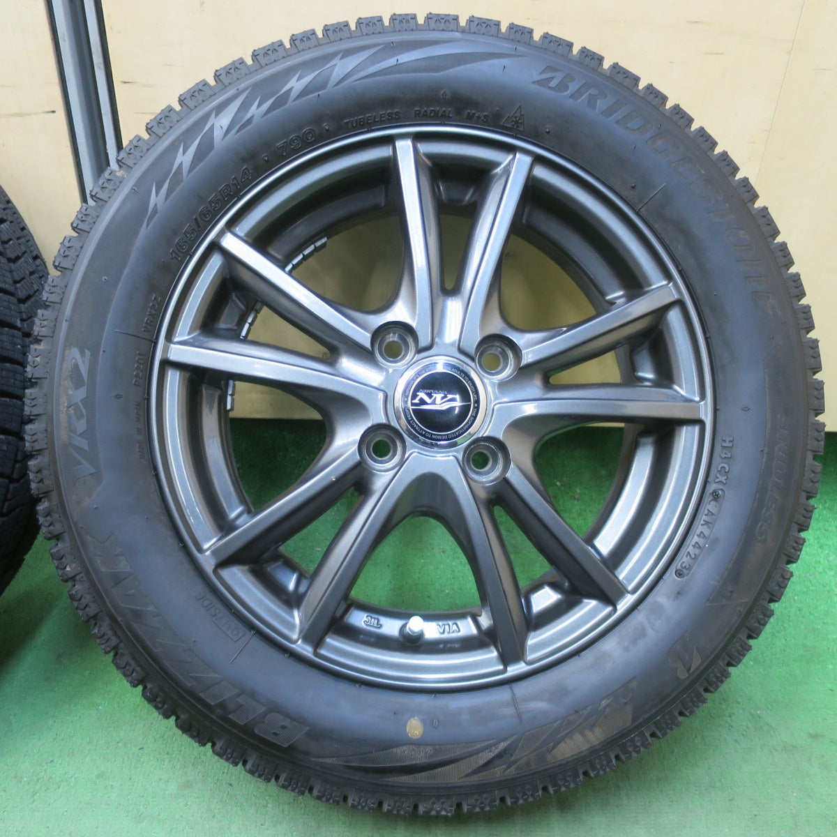 バリ溝！23年！キレイ！ほぼ10分★スタッドレス 165/65R14 ブリヂストン ブリザック VRX2 NIRVANA NV ニルバーナ ニルヴァーナ 14インチ ソリオ ハスラー 等 PCD100/4H★5123016イス