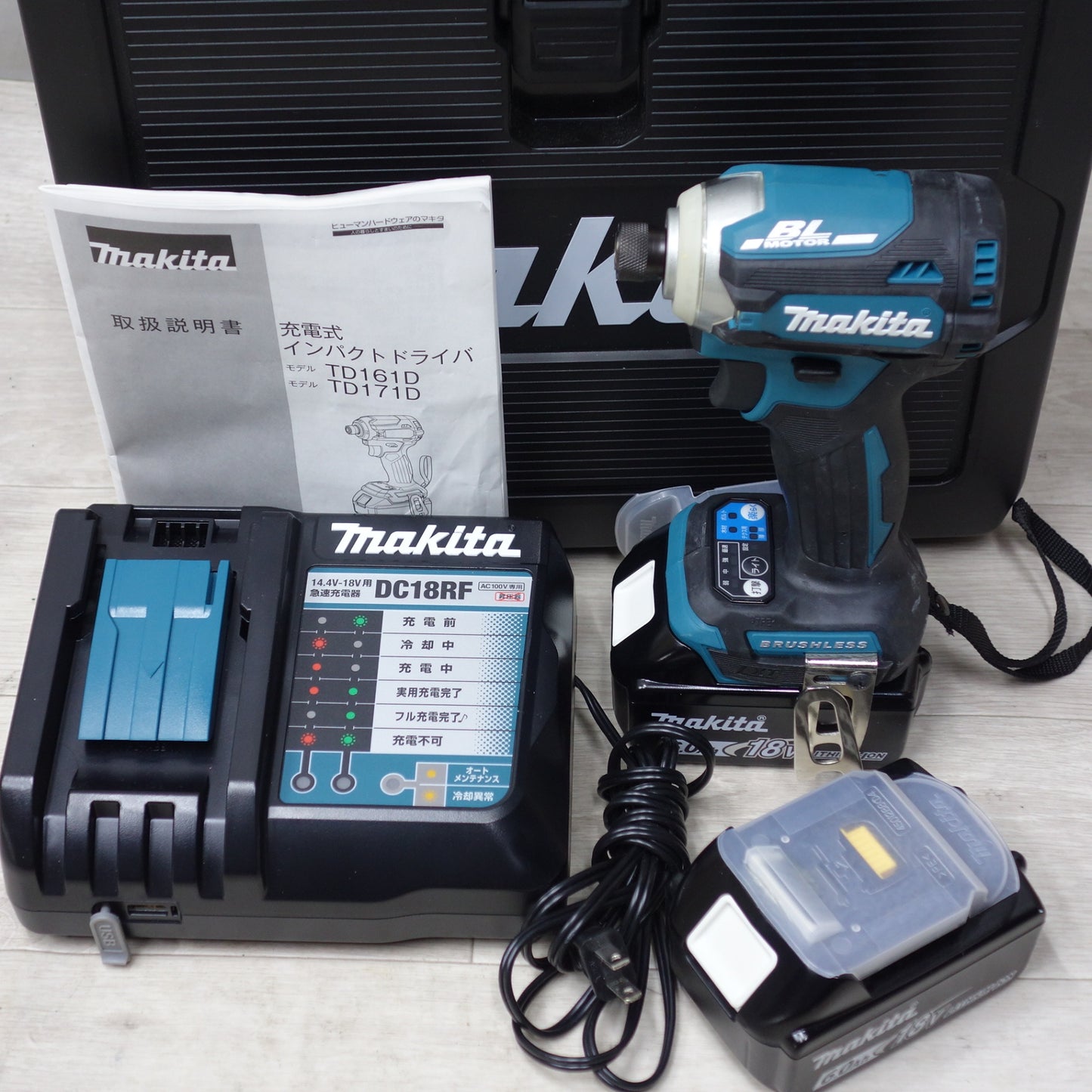 [送料無料] キレイ!バッテリー2個◆マキタ 充電式 インパクト ドライバ 18V TD171D 充電器 ケース付き 電動 工具◆