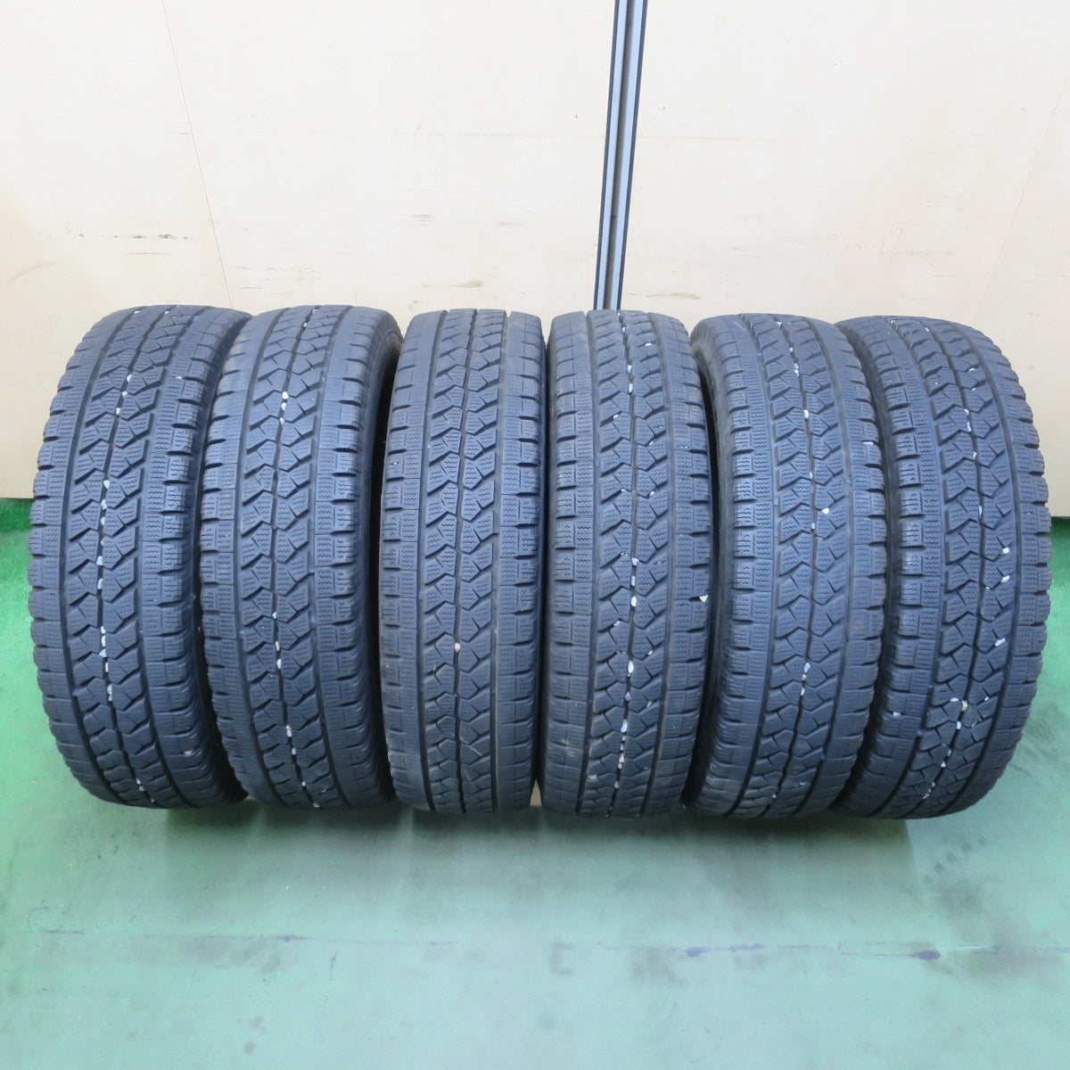 バリ溝！9分！6本★トラック タイヤ 215/70R17.5 118/116L スタッドレス ブリヂストン ブリザック W979 17.5インチ★6060105イスタ