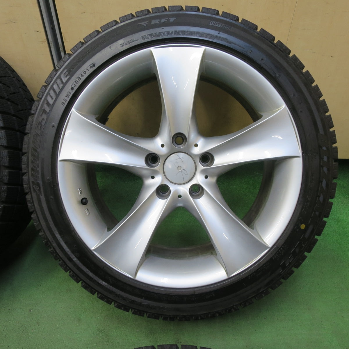 バリ溝！キレイ！9.5分★BMW 等 AGA Bayern 245/45R18 スタッドレス ブリヂストン ブリザック RFT バイエルン 18インチ PCD120/5H★5081901TTス