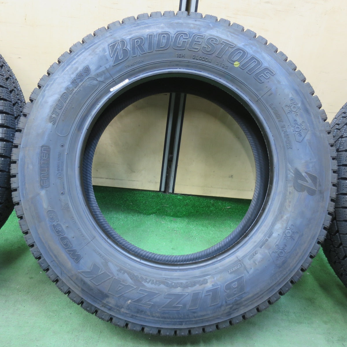 未使用！25年！6本★トラック タイヤ 205/70R16 111/109N スタッドレス ブリヂストン ブリザック W989 16インチ★6010704イスタ