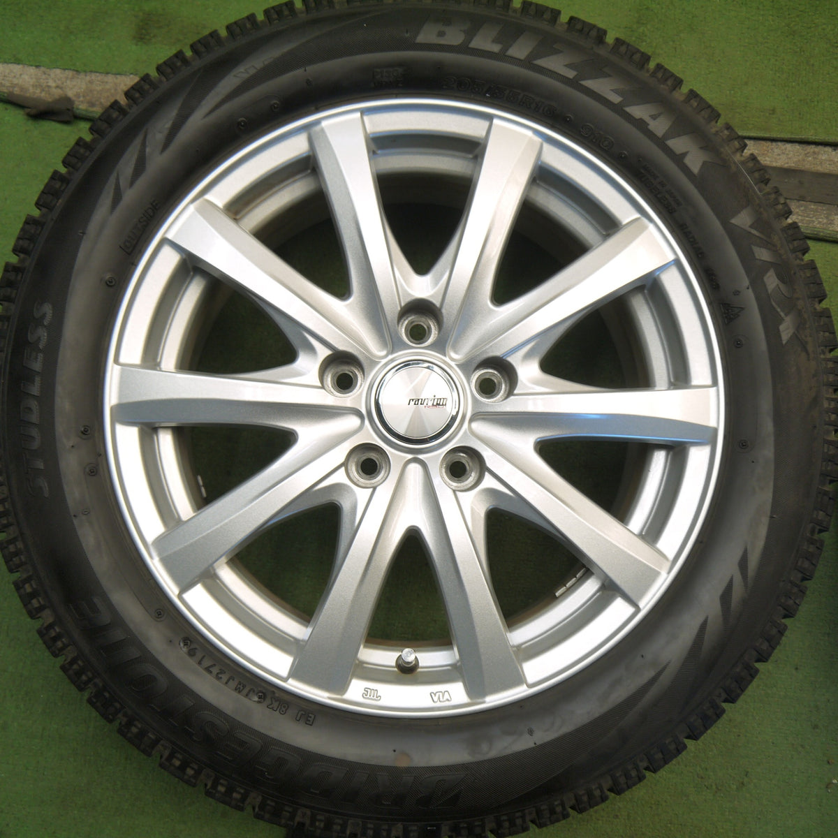 バリ溝！キレイ！9.5分以上◎スタッドレス 205/55R16 ブリヂストン ブリザック VRX ravrion RS01 ラブリオン 16インチ PCD114.3/5H◎6082505Hス