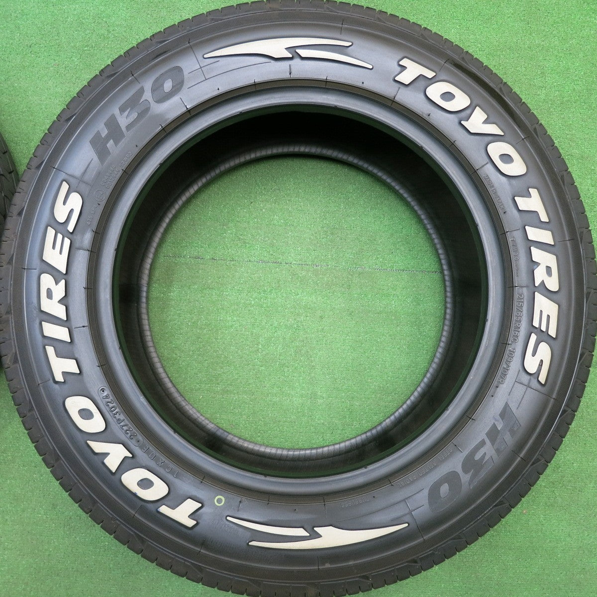 バリ溝！24年！9.5分★215/65R16 109/107R トーヨー タイヤ H30 ホワイトレター 16インチ アルファード ヴェルファイア ハイエース 等★6011805HAノタ