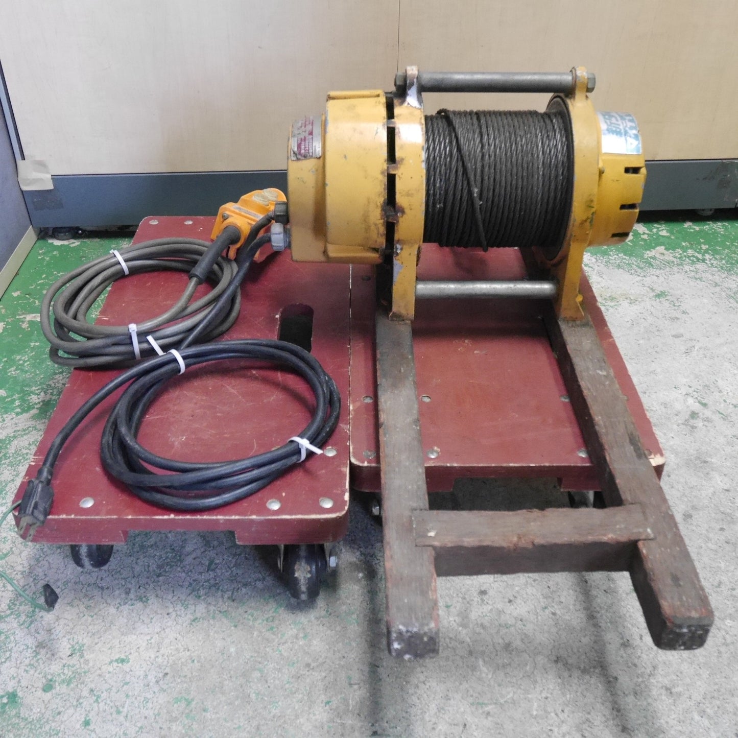 [送料無料] ☆新ダイワ マイティ ウインチ SW-120 120kg リモコン付き 電動 ウィンチ 単相 100V 工具 吊り 上げ 巻き 上げ ウィンチ 運搬 荷運び☆