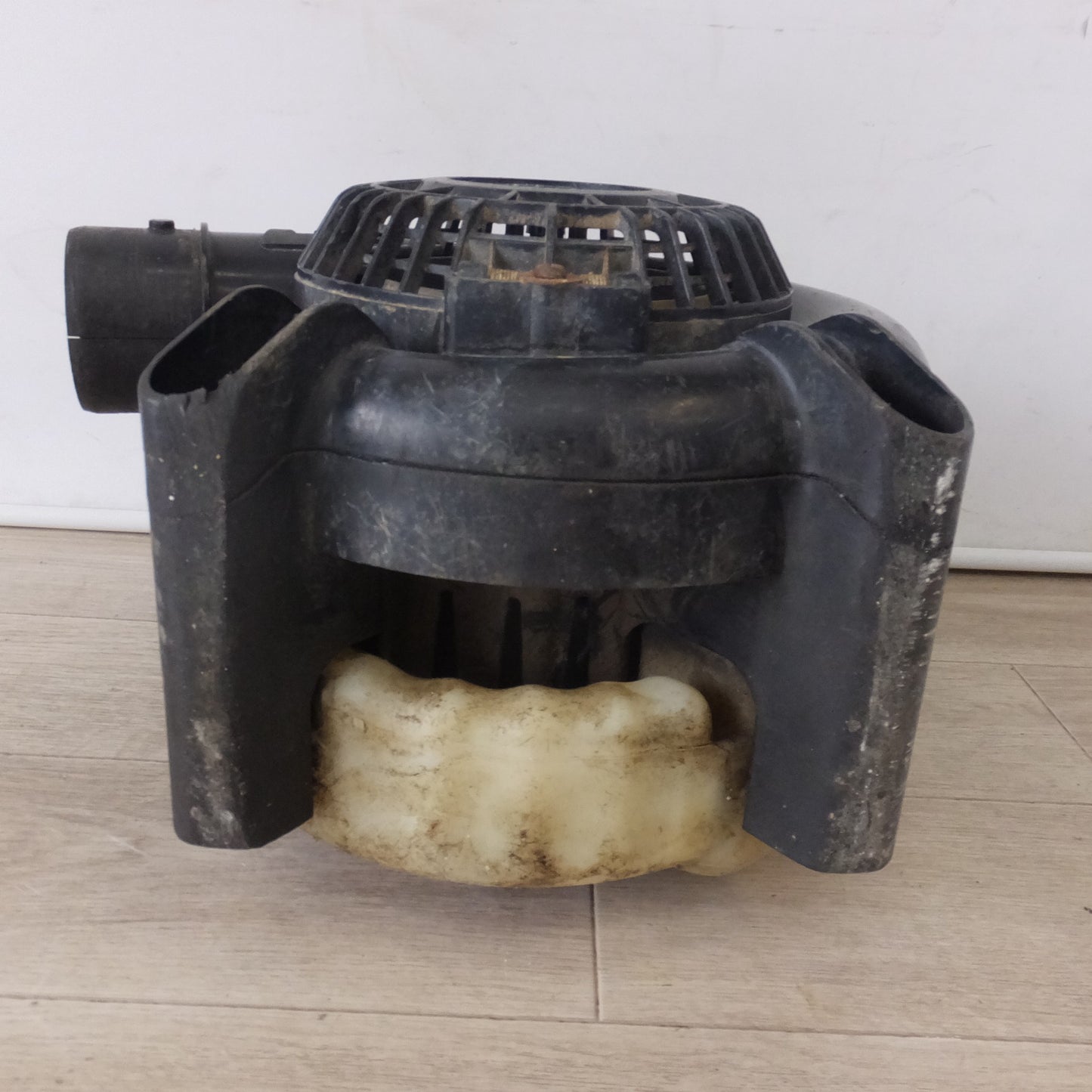 [送料無料] 岐阜発★マキタ makita エンジンブロワ集じん機 EUB4250　24.5mL 10.1m3/min　吹飛ばし 吸い込み ストローク★