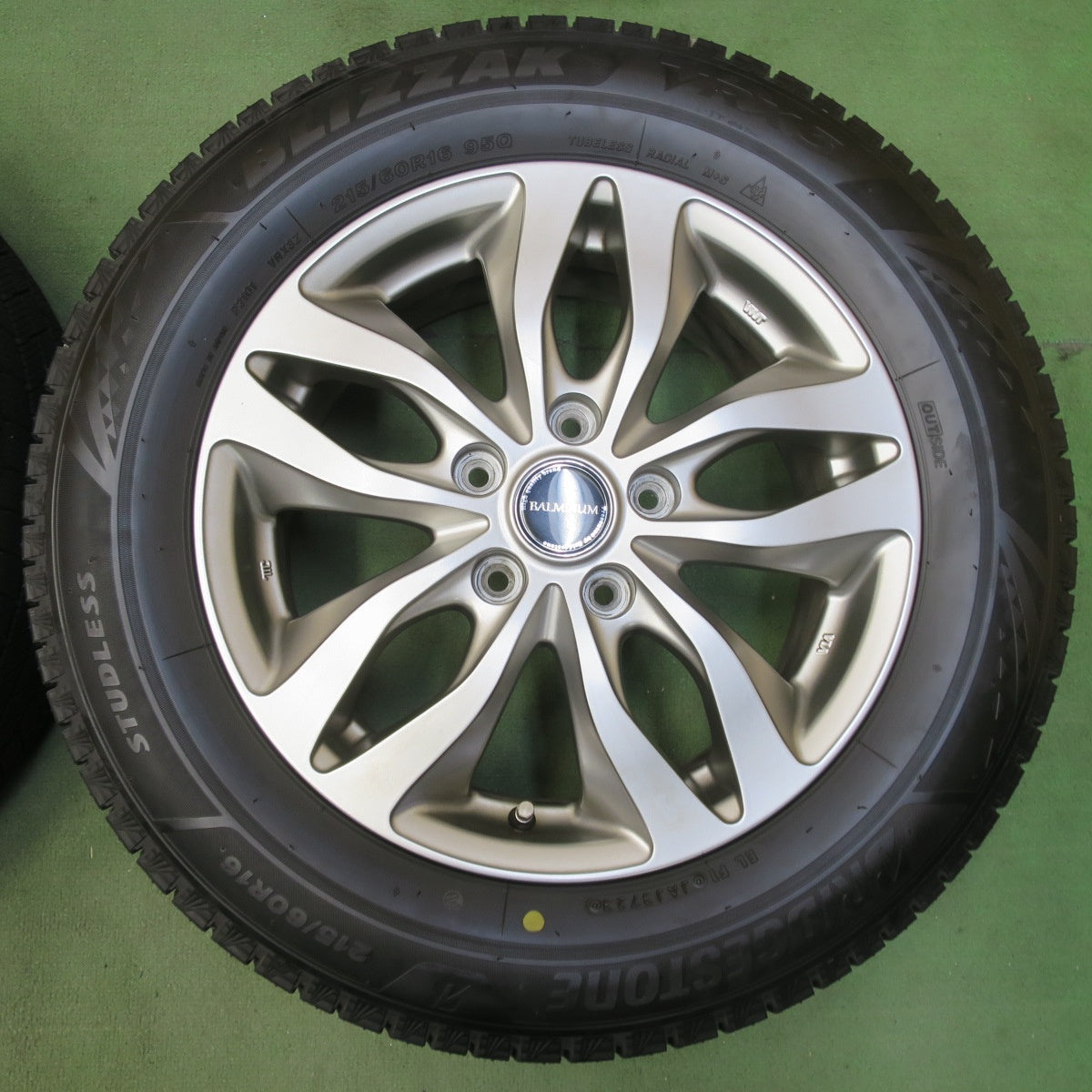 バリ溝！23年！キレイ！9.5分★スタッドレス 215/60R16 ブリヂストン ブリザック VRX3 BALMINUM バルミナ 16インチ PCD114.3/5H★5110814イス