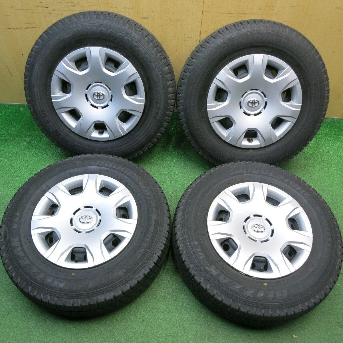 4本価格★トヨタ 200系 ハイエース 純正 スチール 195/80R15 107/105L スタッドレス ブリヂストン ブリザック VL1 15インチ PCD139.7/6H★6021504HAス