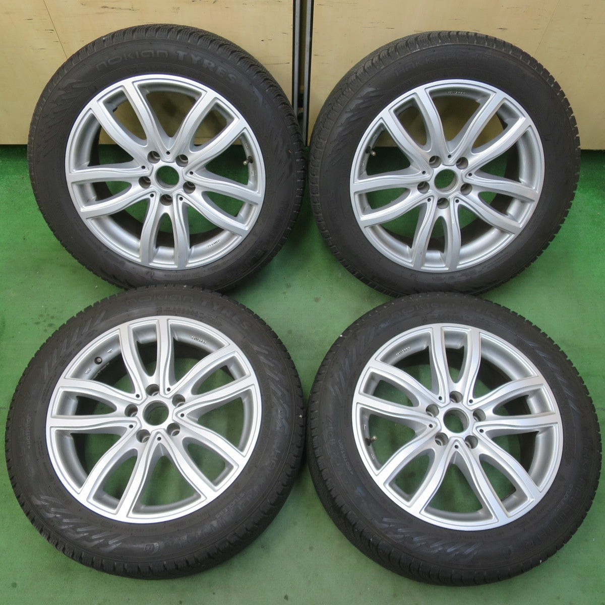 バリ溝！22年！8.5分★BMW 等 MAK FAHR 225/55R17 スタッドレス ノキアン ハッカペリッタ R5 FRT 17インチ ファー PCD112/5H★6022607イス